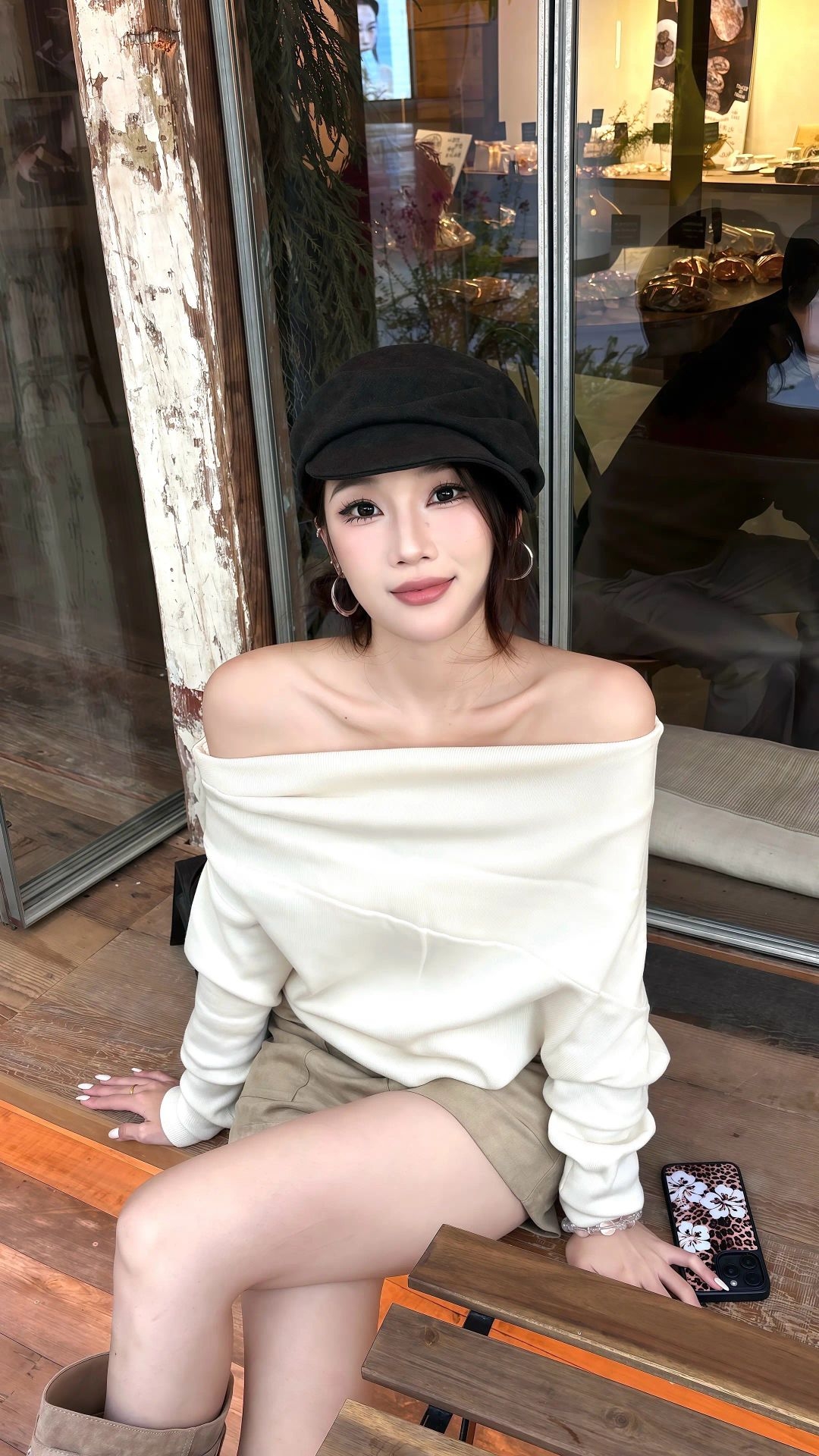 秋日咖啡店出街穿这套米白露肩卫衣配卡其短裤,美式辣妹感拉满