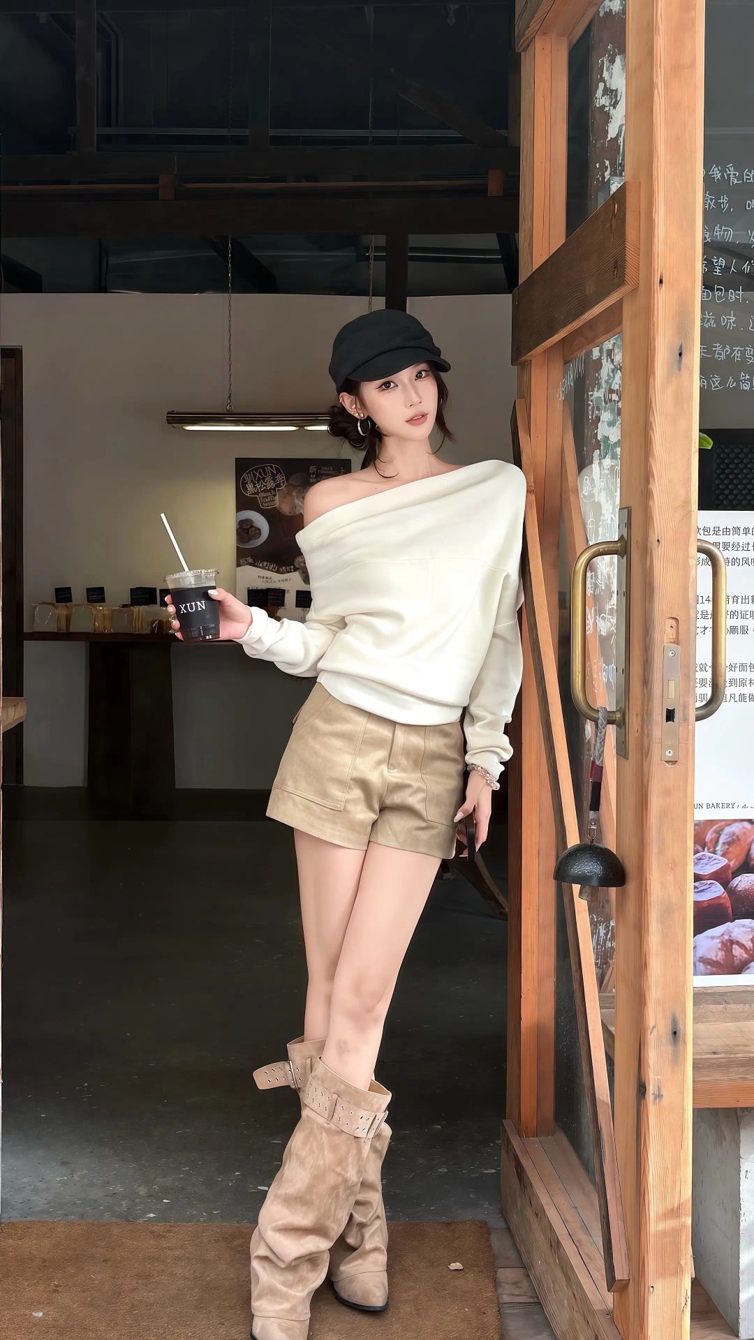 秋日咖啡店出街穿这套米白露肩卫衣配卡其短裤,美式辣妹感拉满