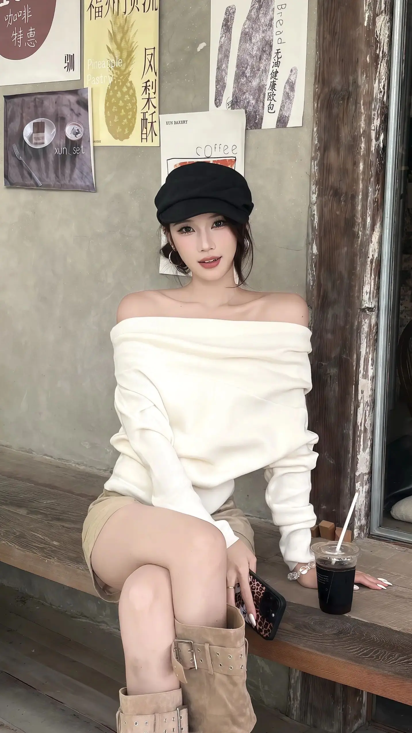 秋日咖啡店出街穿这套米白露肩卫衣配卡其短裤,美式辣妹感拉满