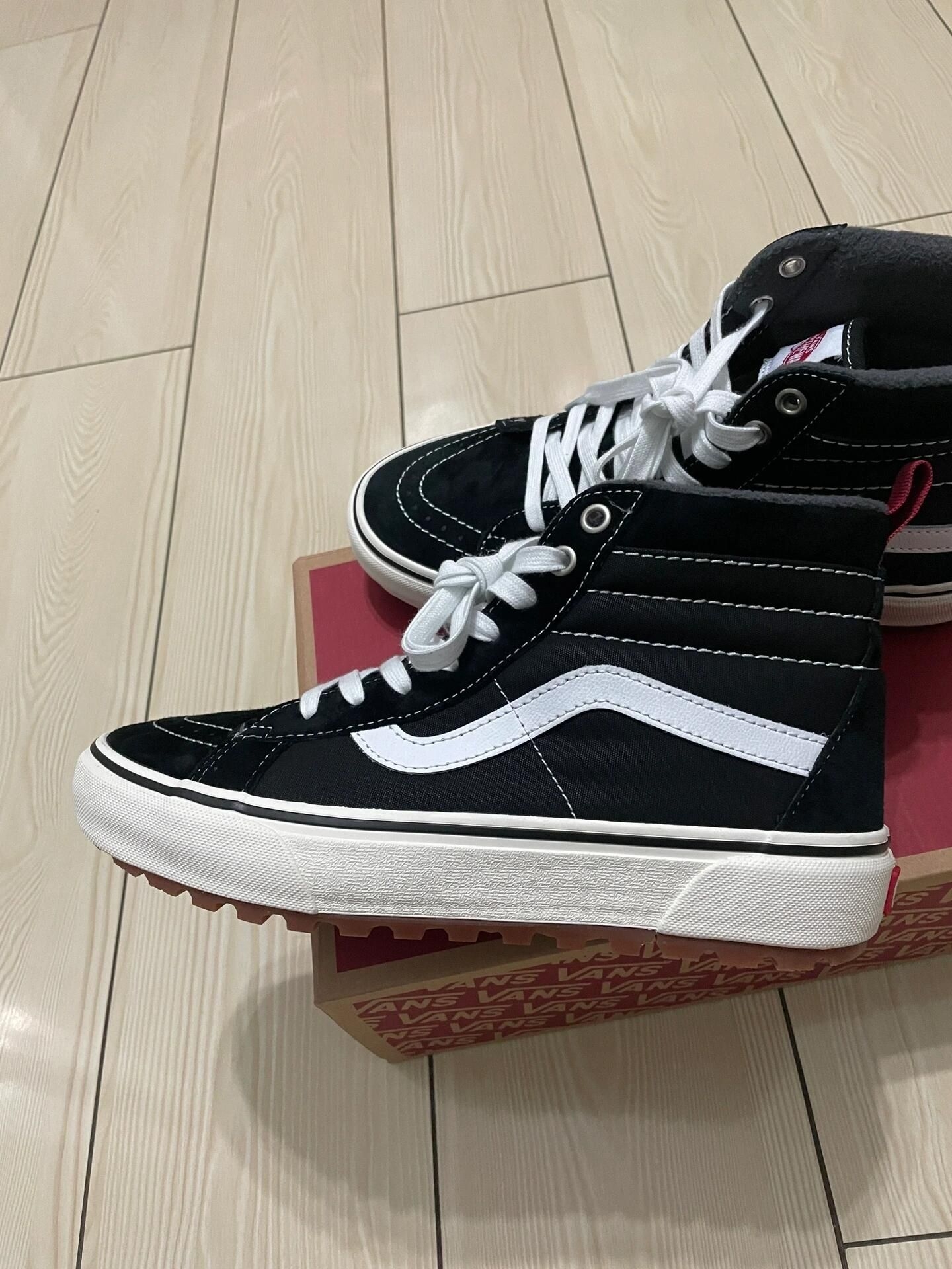  这款黑高帮板鞋耐穿吗，搭配牛仔裤效果好不好看？