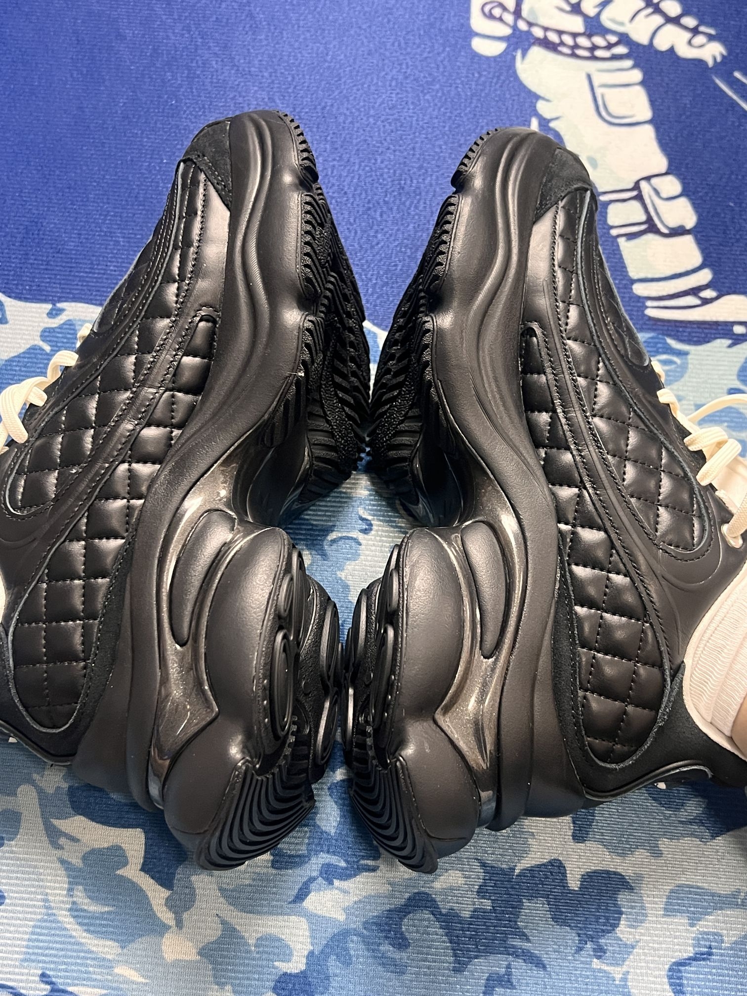 求鉴定！！！鞋舌三叶草标轮廓看着有点怪，同款也是这样吗