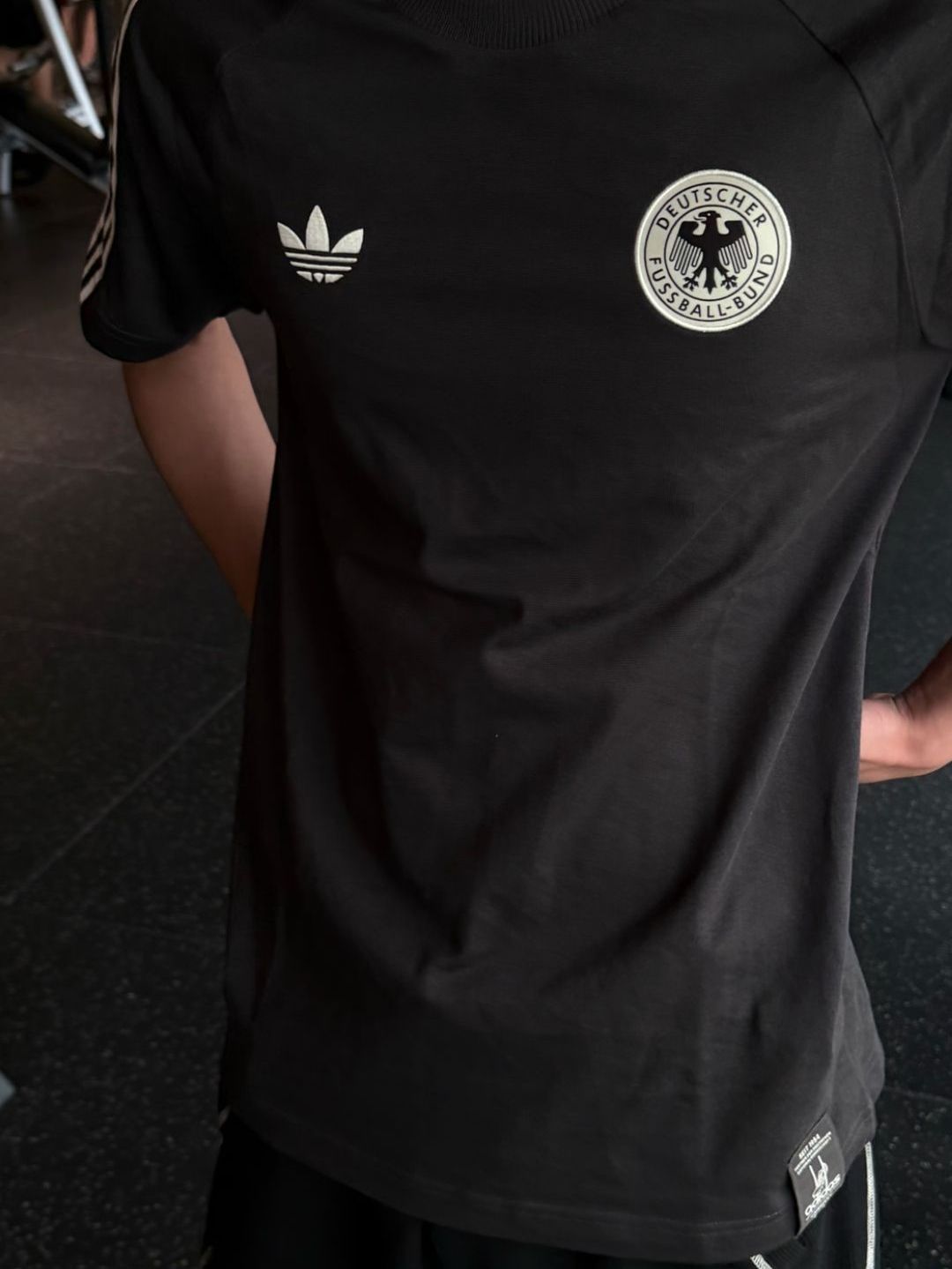 adidas originals三叶草圆领三条纹短袖T恤🎈