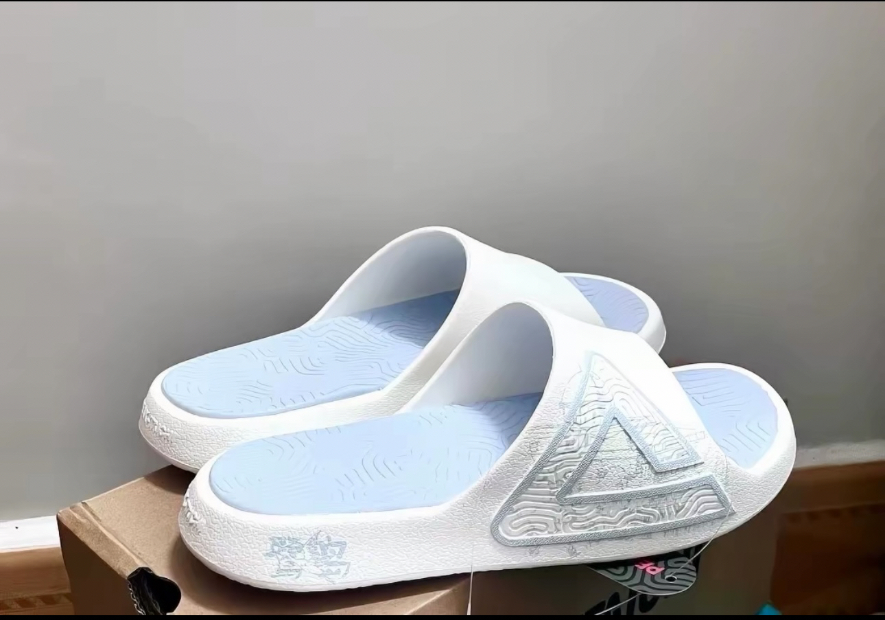 鞋子上脚超舒服，软底不累脚，版型正还显脚