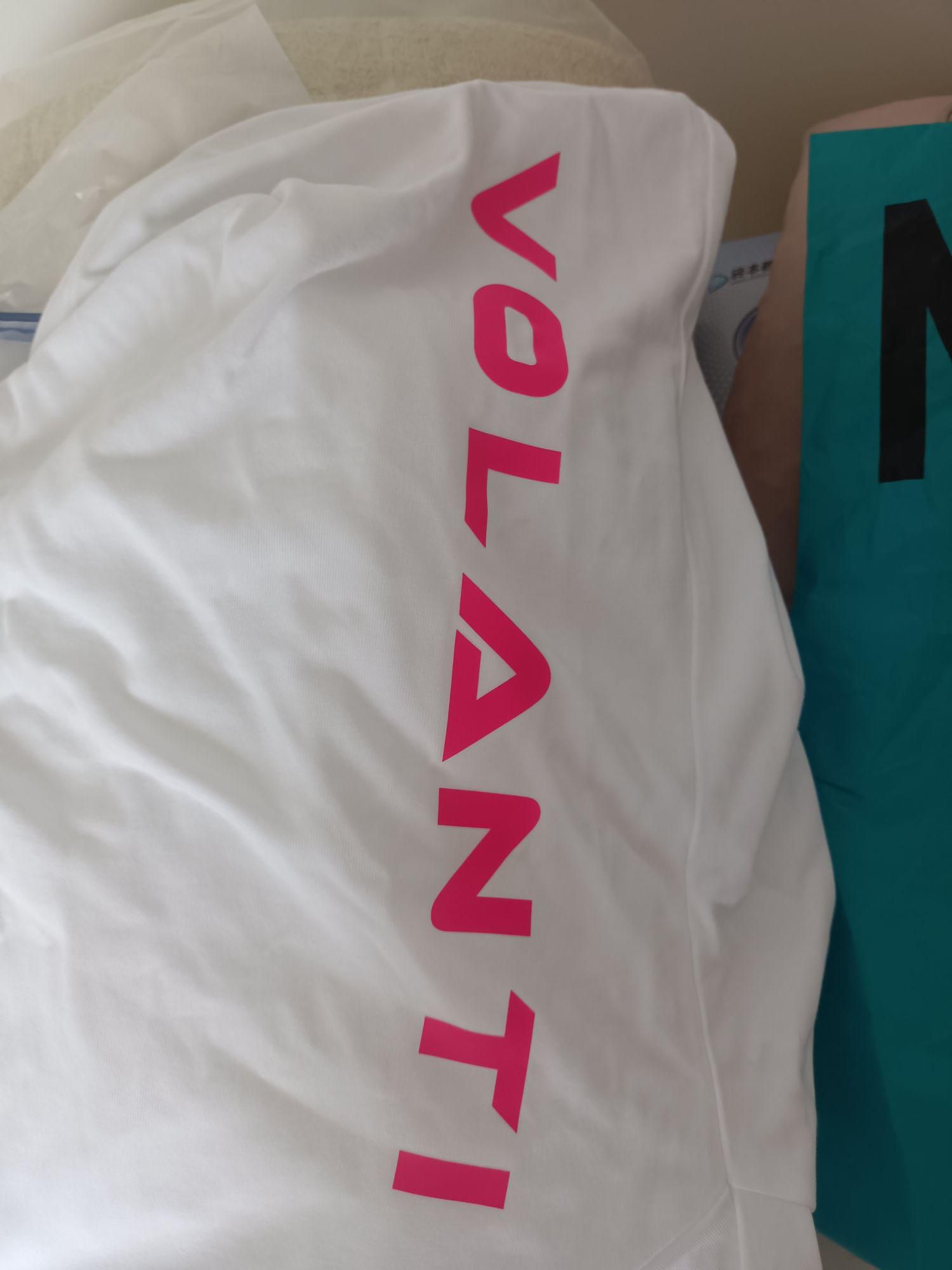 衣服100%纯棉，摸着特别舒服，上身穿更