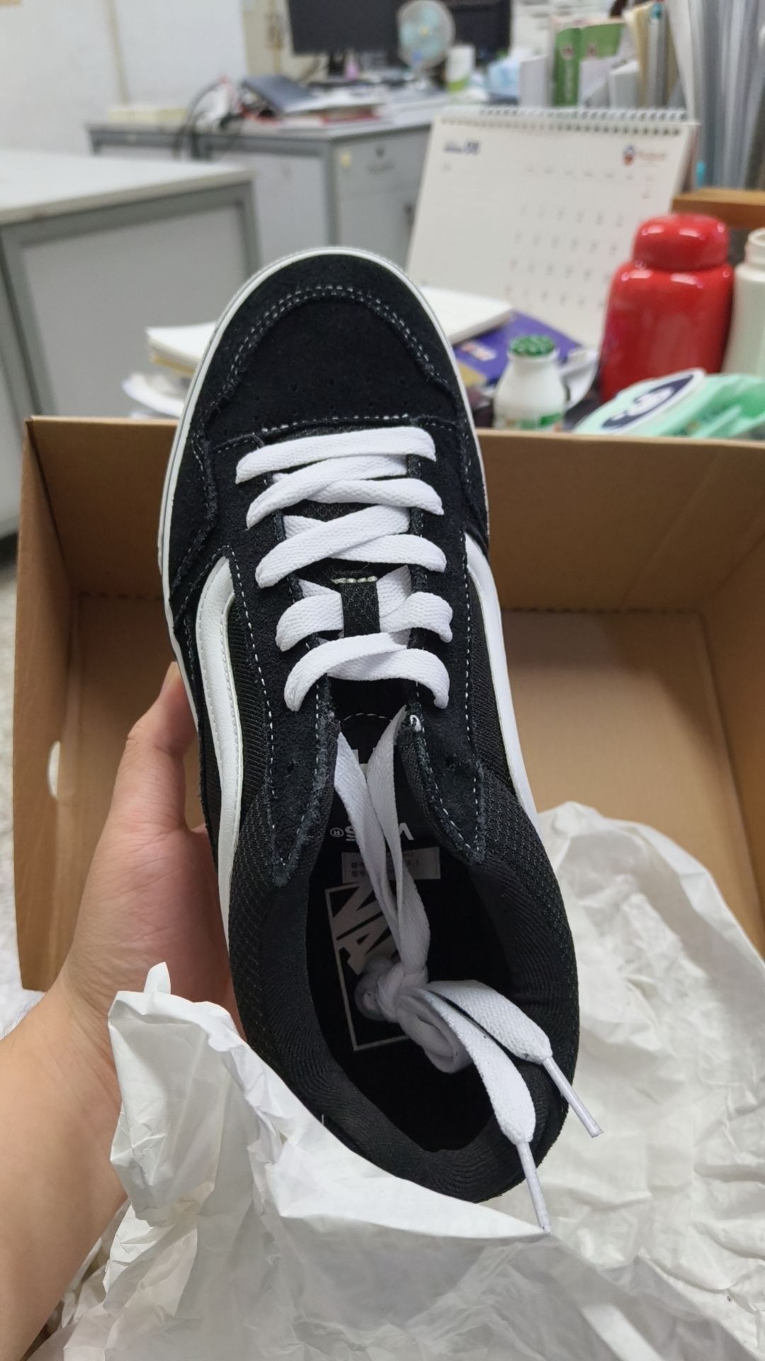 刚收到的黑白板鞋，试穿了下还挺舒服的。配