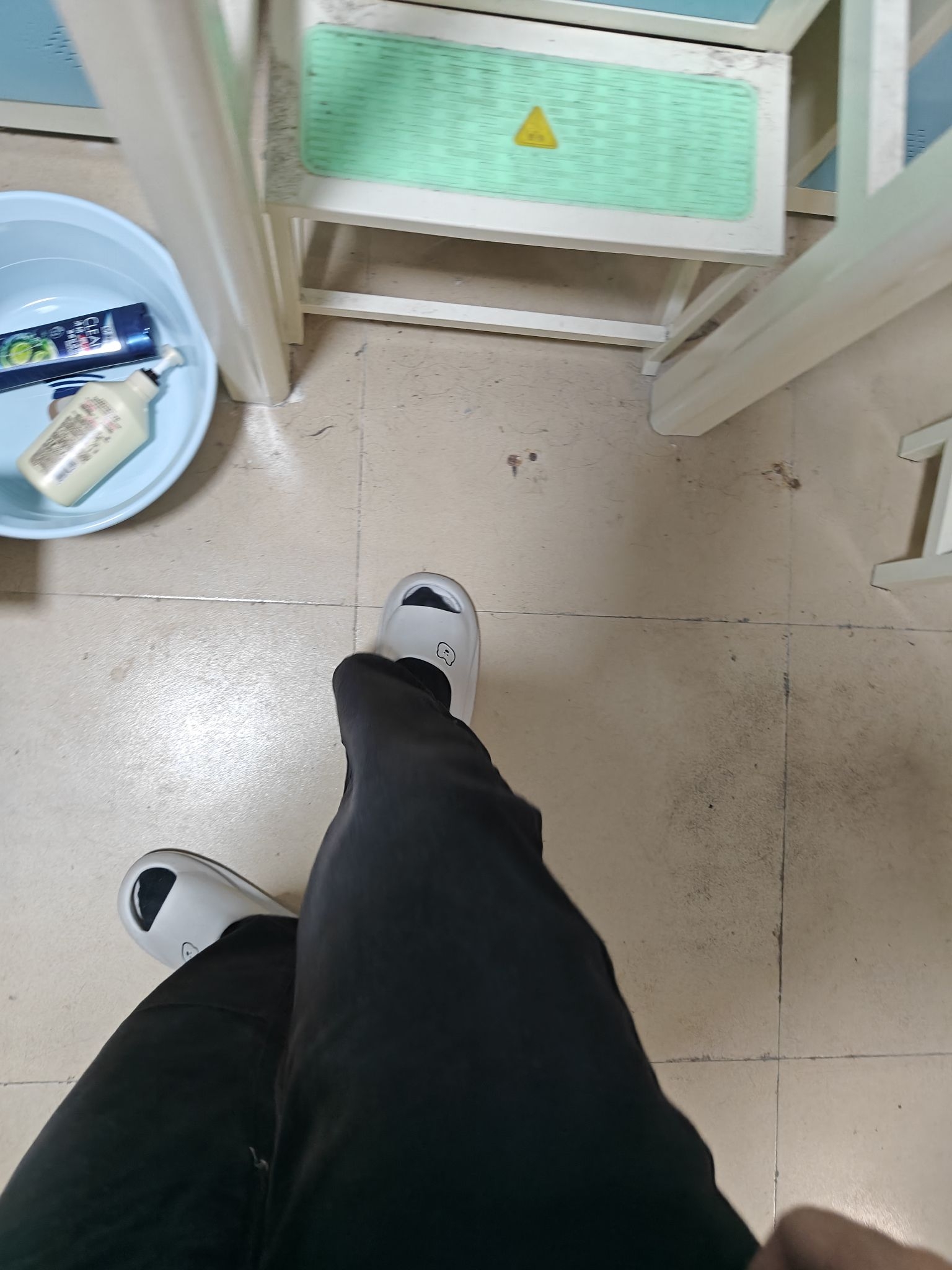 衣服确实好看，挺百搭的，轻薄款，春秋都能