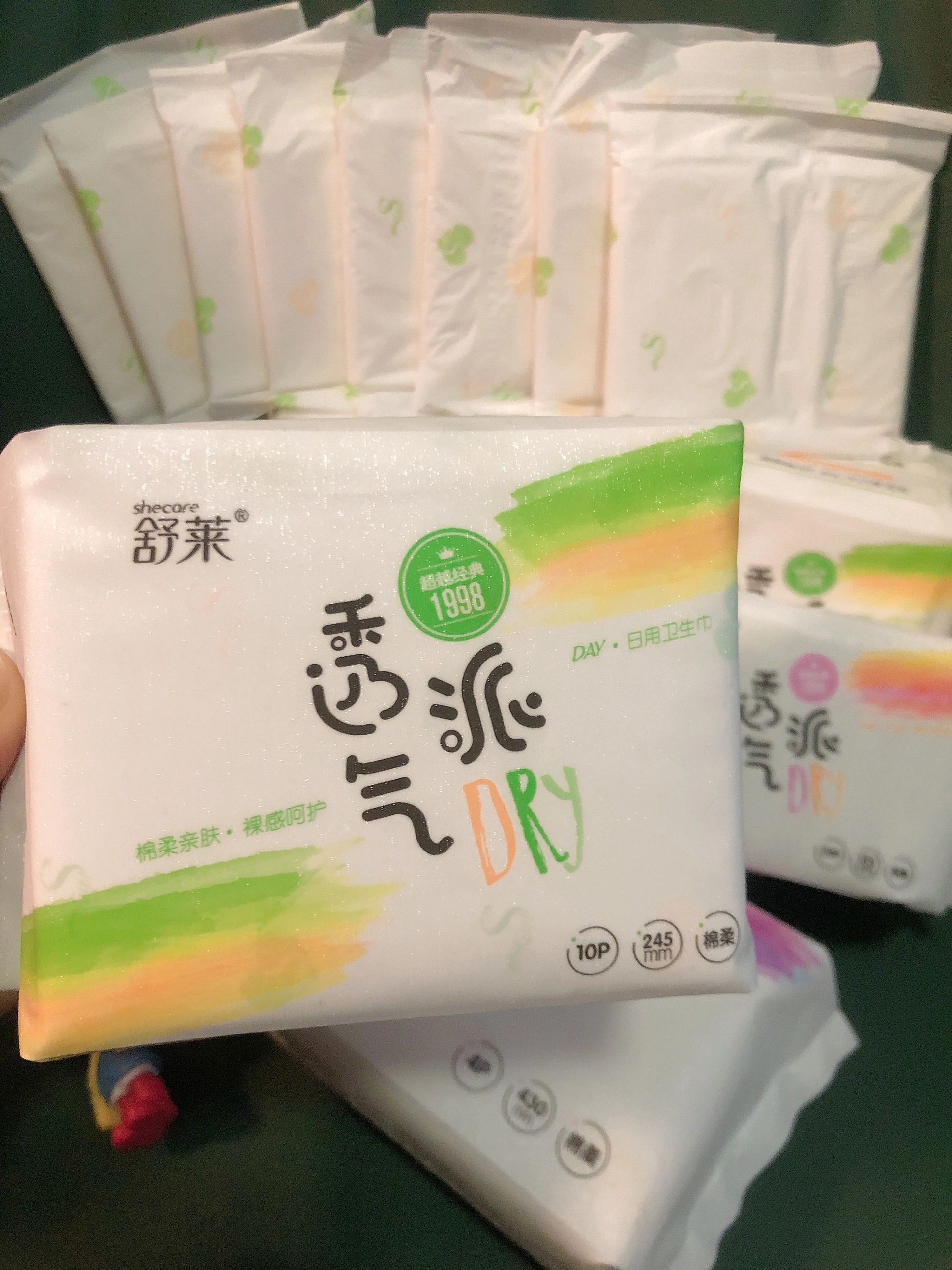 舒莱透气派卫生巾245mm日用，超薄透气不闷潮，量大也能快速吸收不反渗