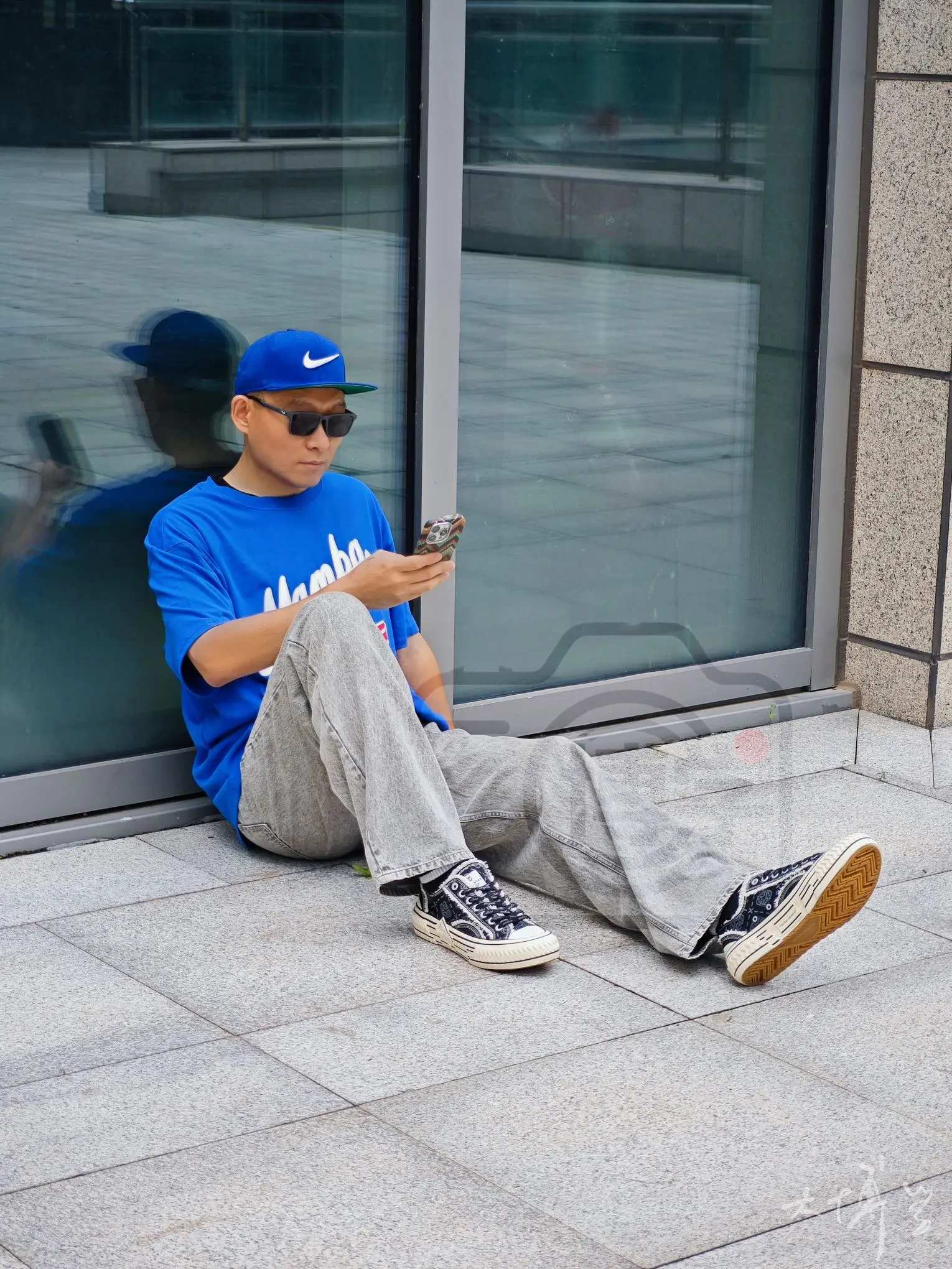这双厚底帆布鞋很适合街头风