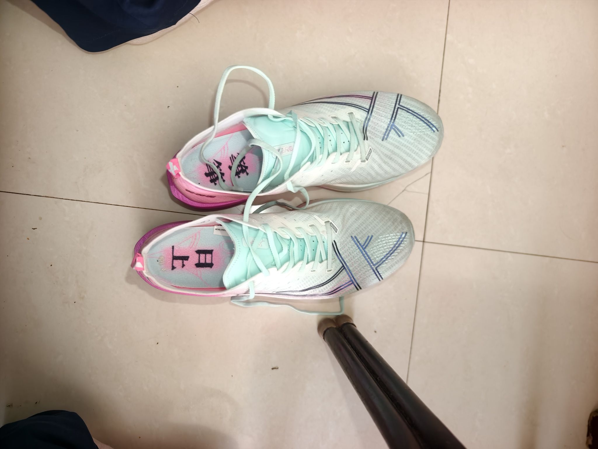 非常软弹衰减好美观透气碳板刚性强