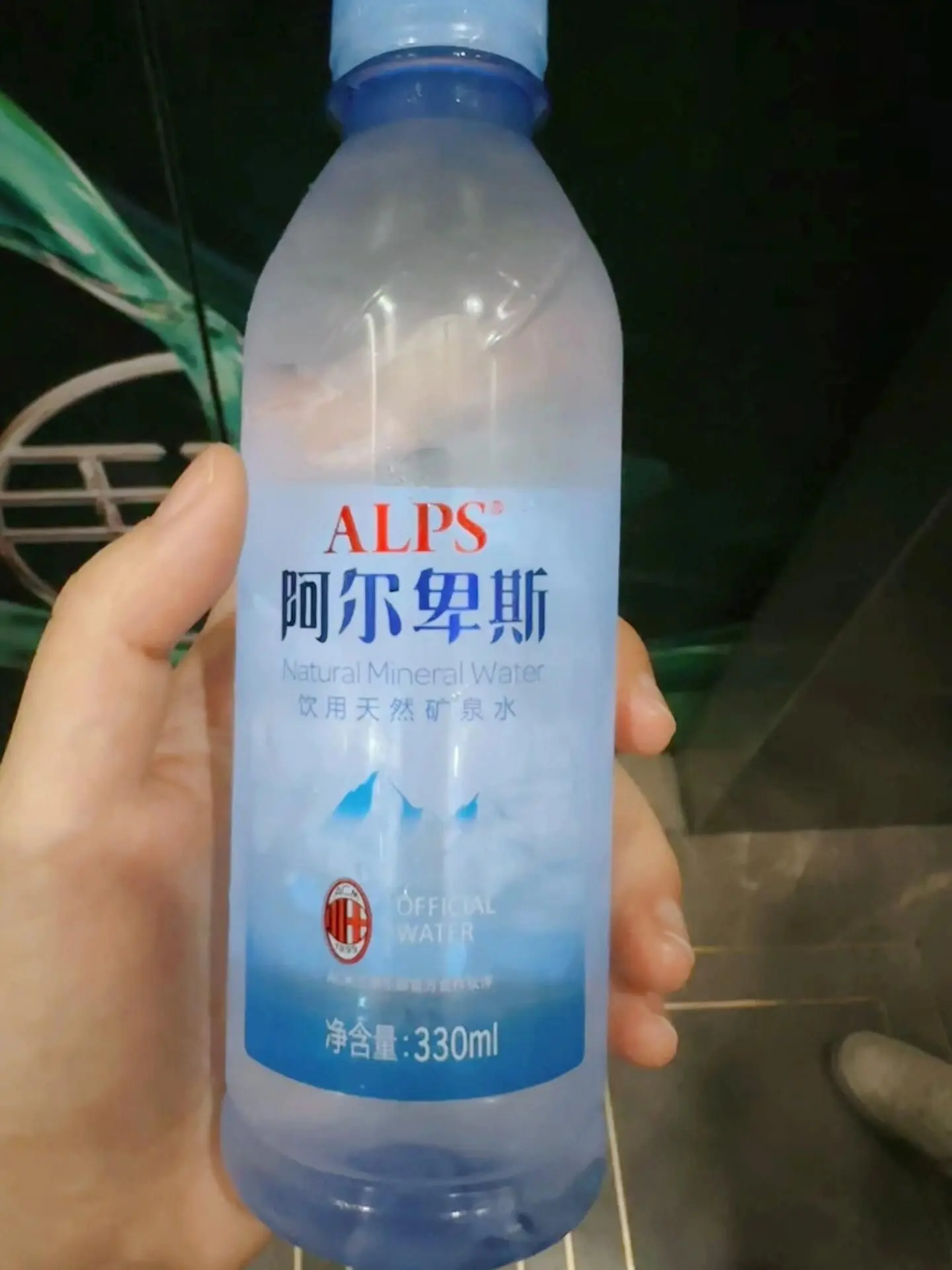 阿尔卑斯天然矿泉水500ml,入口清爽甘甜,小瓶随身,出行办公随时补水
