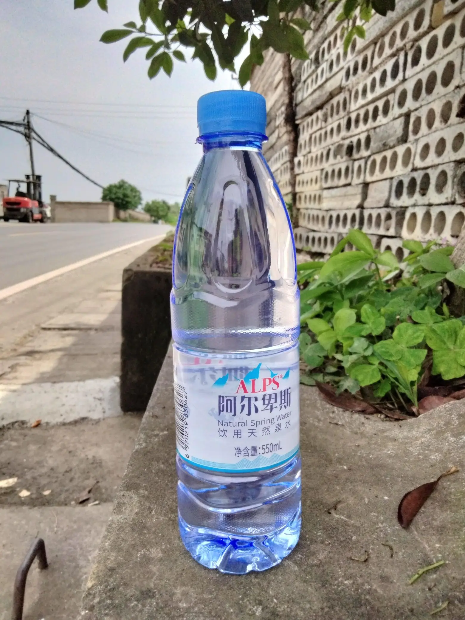 阿尔卑斯天然矿泉水500ml,入口清爽甘甜,小瓶随身,出行办公随时补水