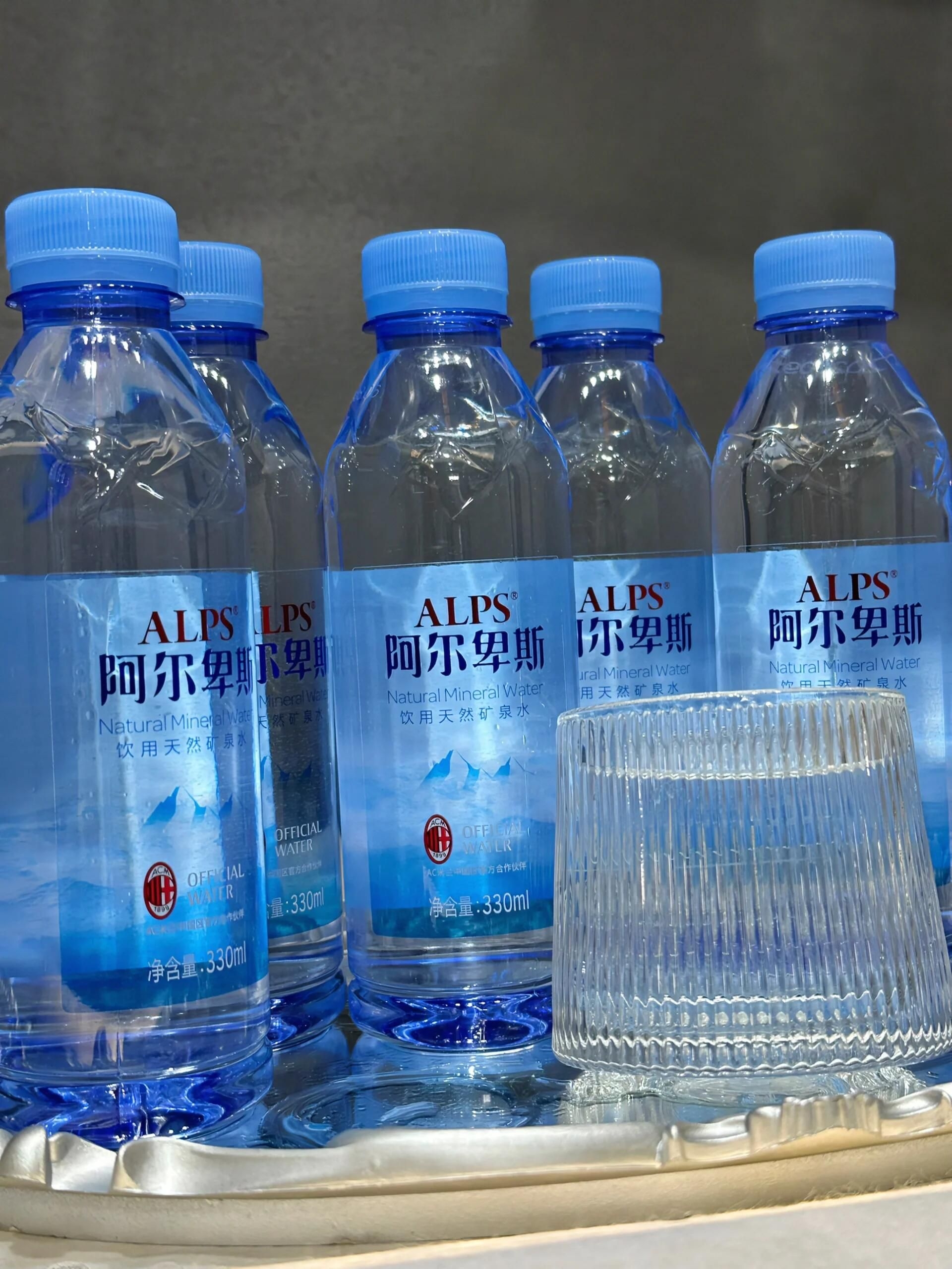 阿尔卑斯饮用矿泉水，500ml大小刚好，外出携带无负担，全家都能喝