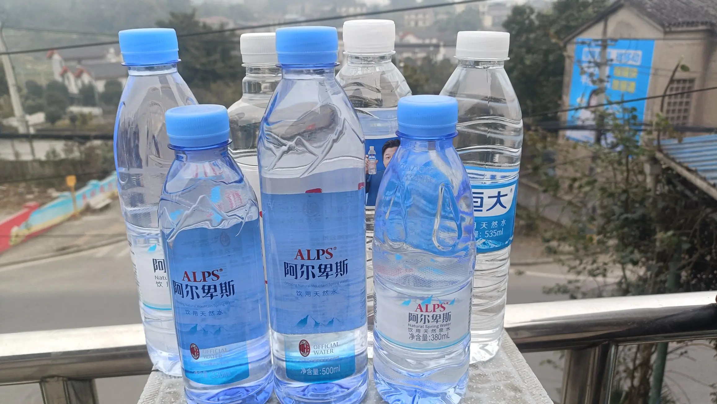 阿尔卑斯天然矿泉水500ml,入口清爽甘甜,小瓶随身,出行办公随时补水