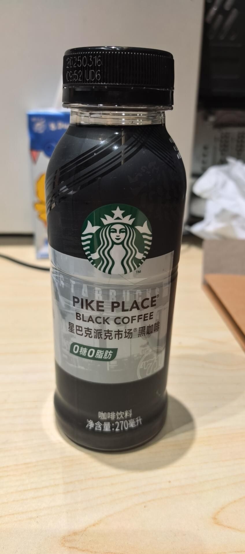  星巴克瓶装黑咖啡270ml，口感醇厚不酸涩，外出通勤随手就能喝
