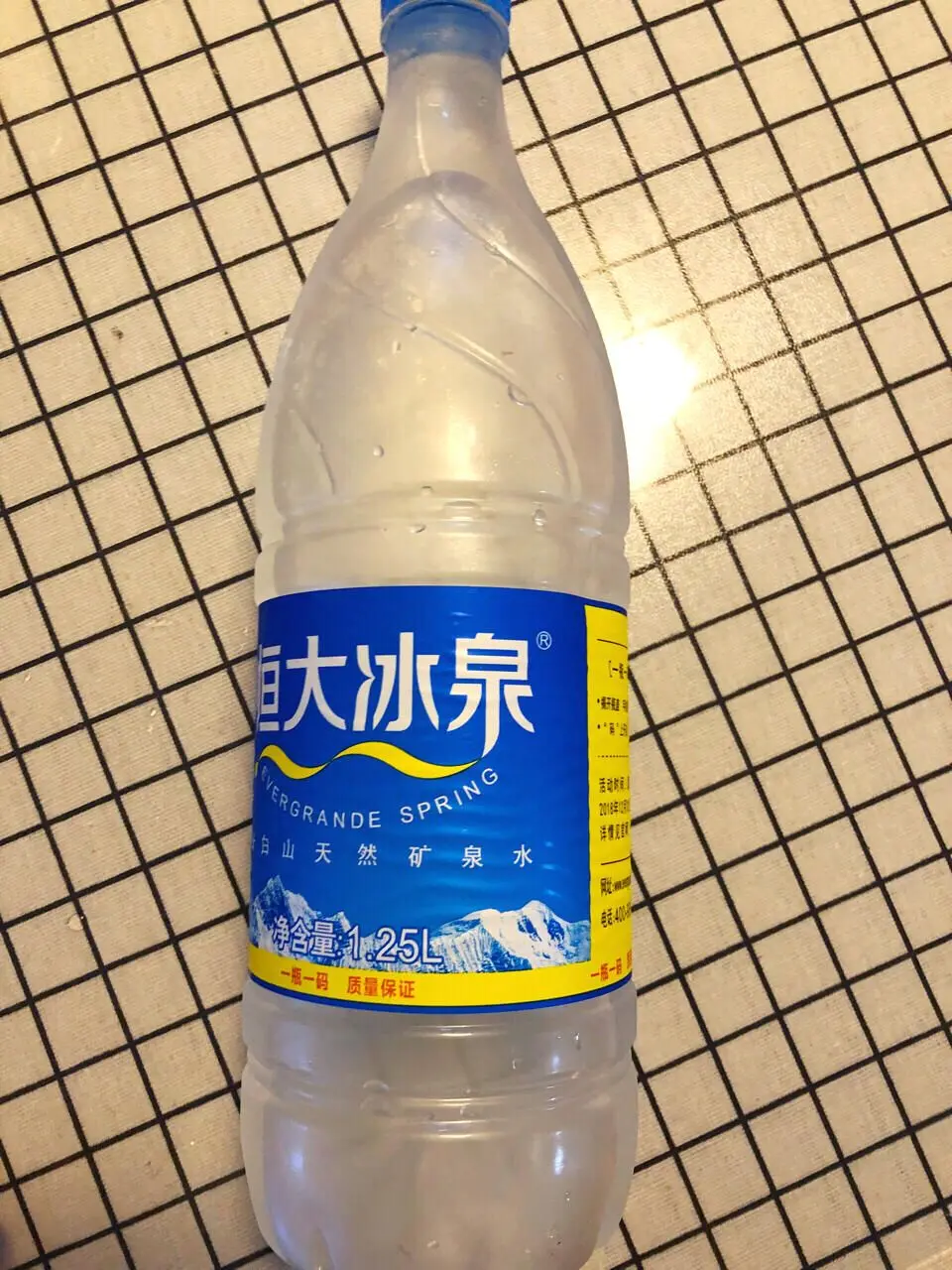 恒大冰泉深矿泉,深层矿泉水源,口感纯净清爽,外出随身便携好水