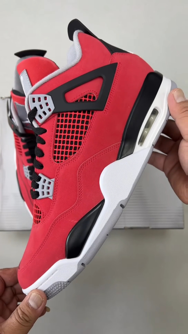 AJ4大红雷霆｜醒目公牛红，复古篮球鞋赏析