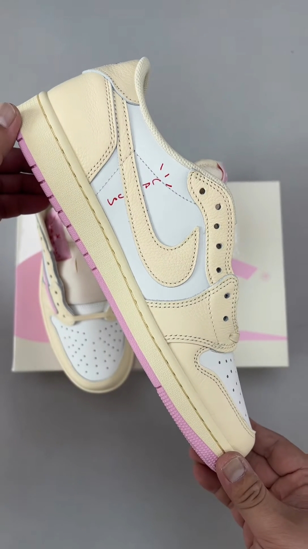 少女感拉满！AJ1 Low TS樱花粉倒钩，撞色皮革鞋面，潮流联名球鞋全方位赏析