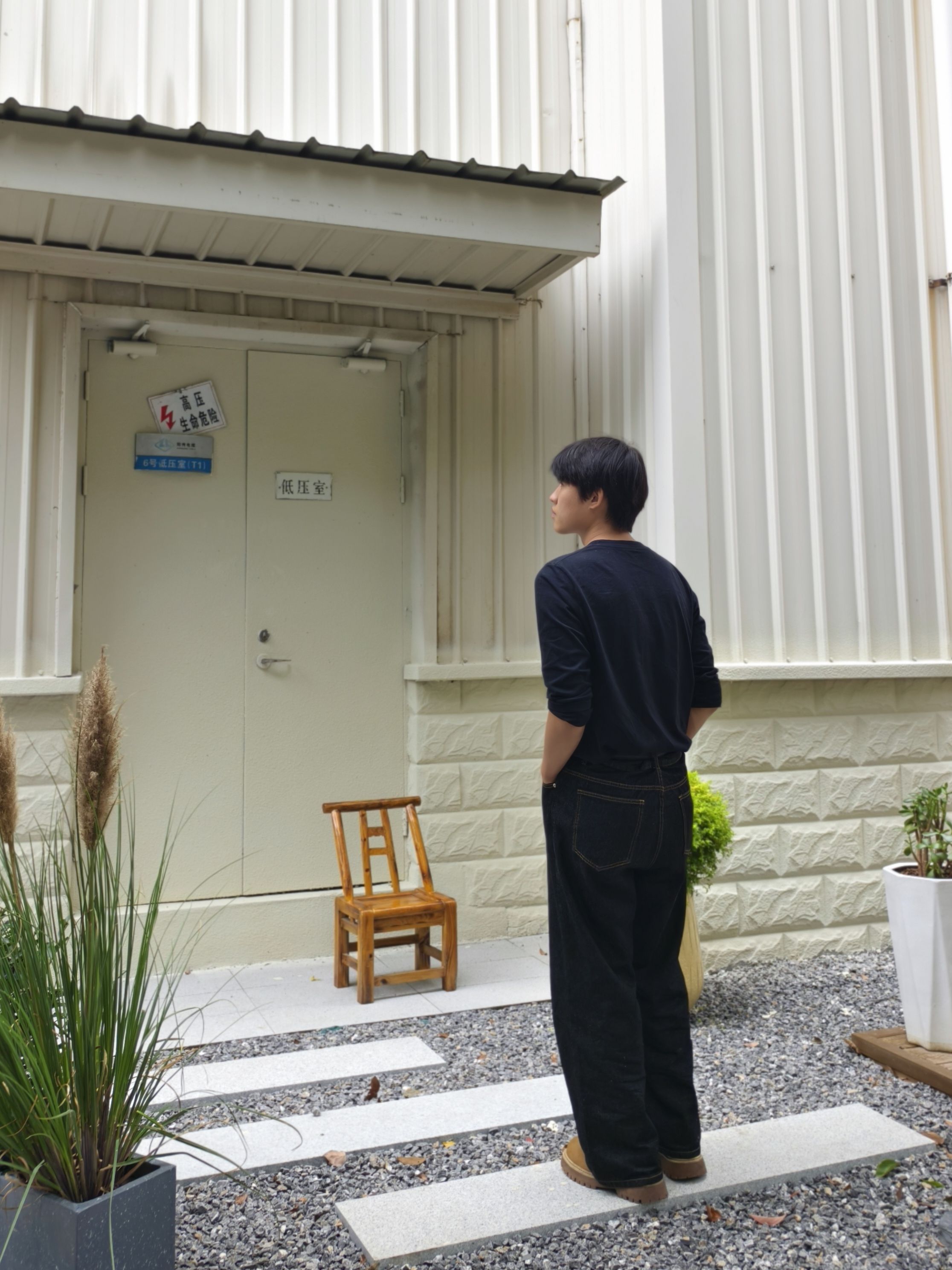 基础白T+原色牛仔裤,简单舒服的一套。
