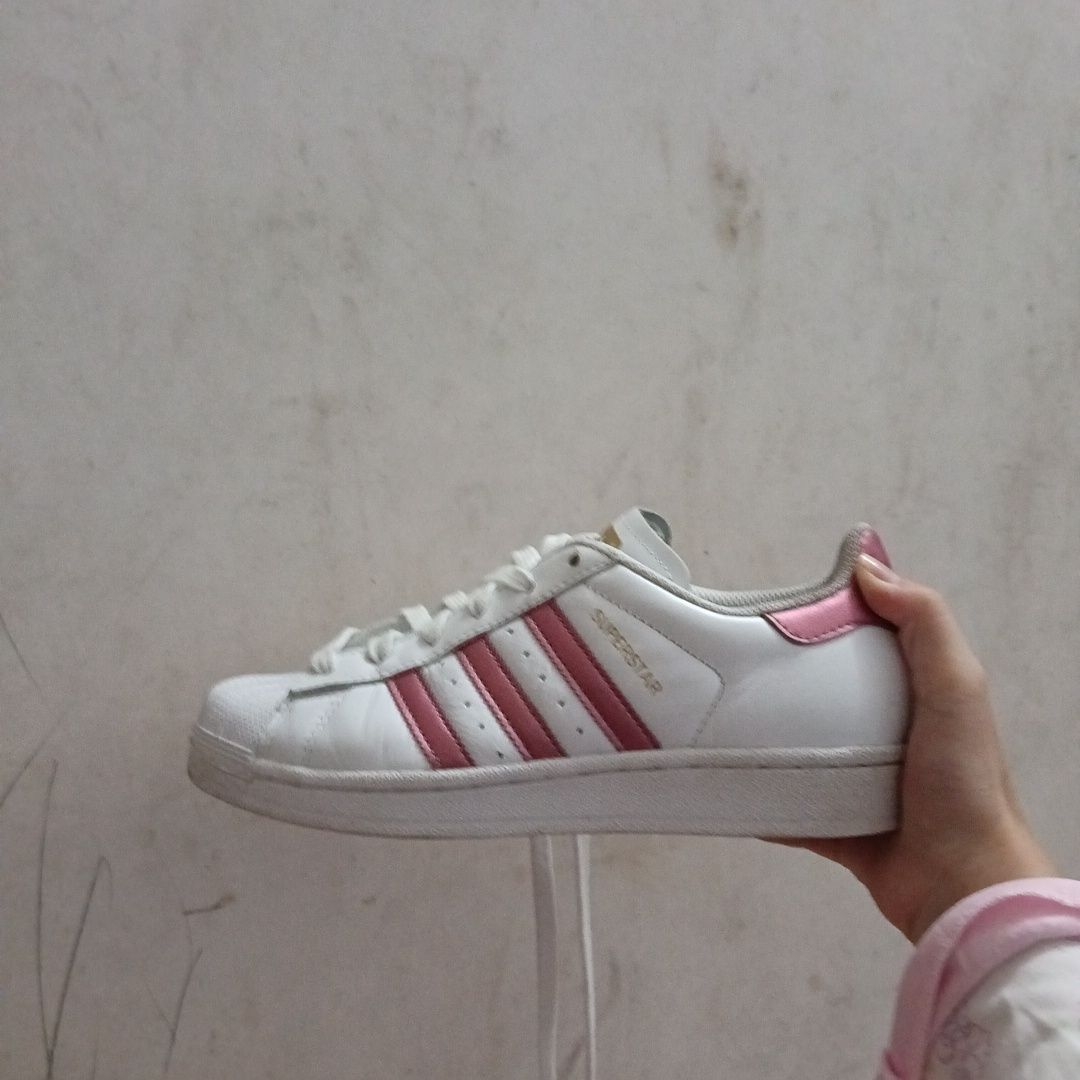 阿迪达斯三叶草鞋子