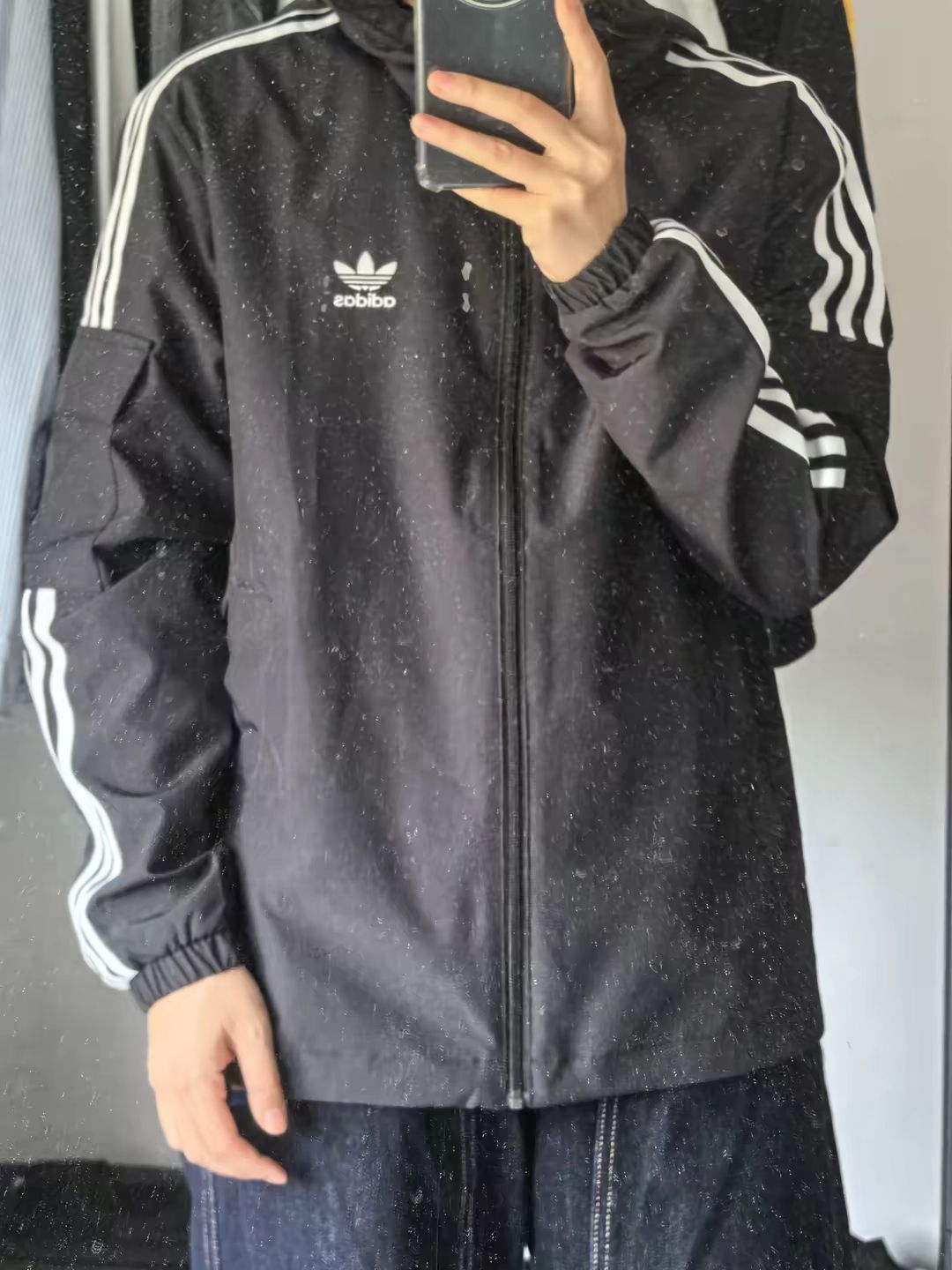  adidas三叶草｜连帽三条杠冲锋外套太帅🖤​. 早秋刚需！三叶草机能风连帽防风夹克