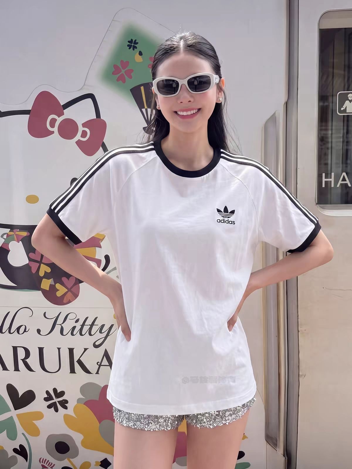 阿迪三叶草撞色白T｜经典三条杠，复古少女感✨​. 清爽夏日穿搭｜adidas三叶草插肩短