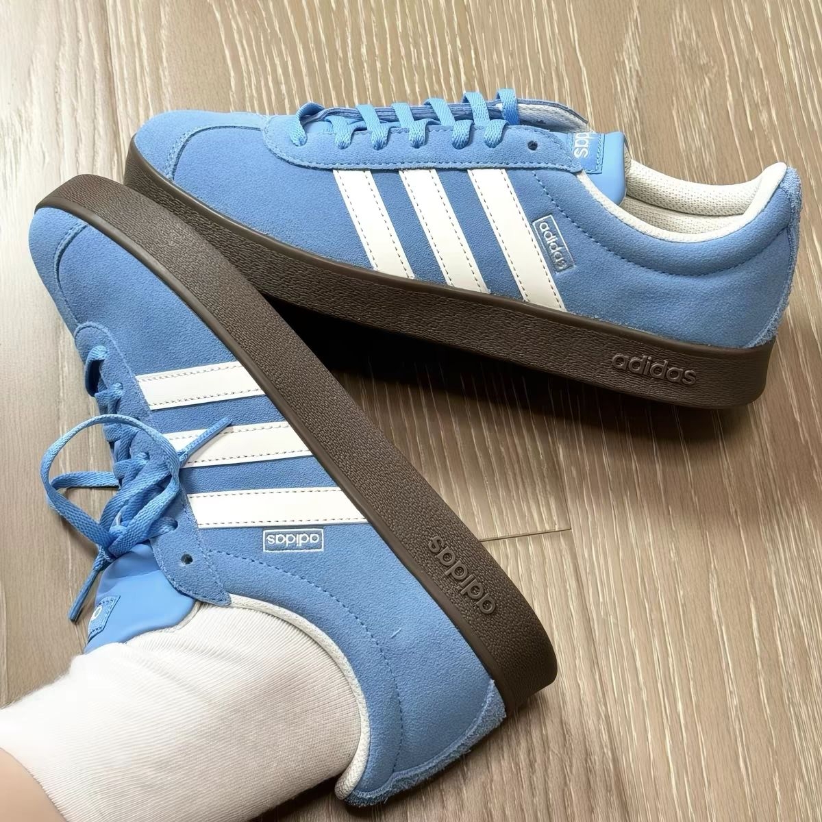 一眼沦陷!阿迪雾霾蓝复古板鞋3. 夏日本命蓝|adidas经典德训鞋太温柔