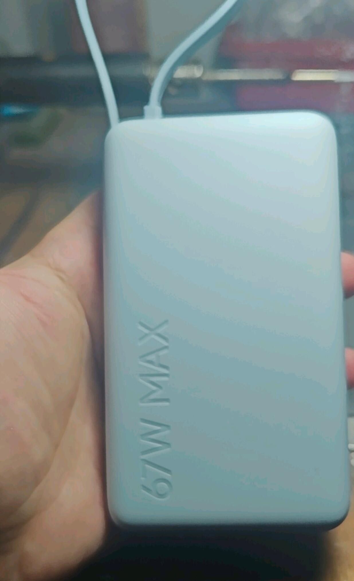 通勤出行神器!67W快充移动电源,自带线,轻巧不笨重