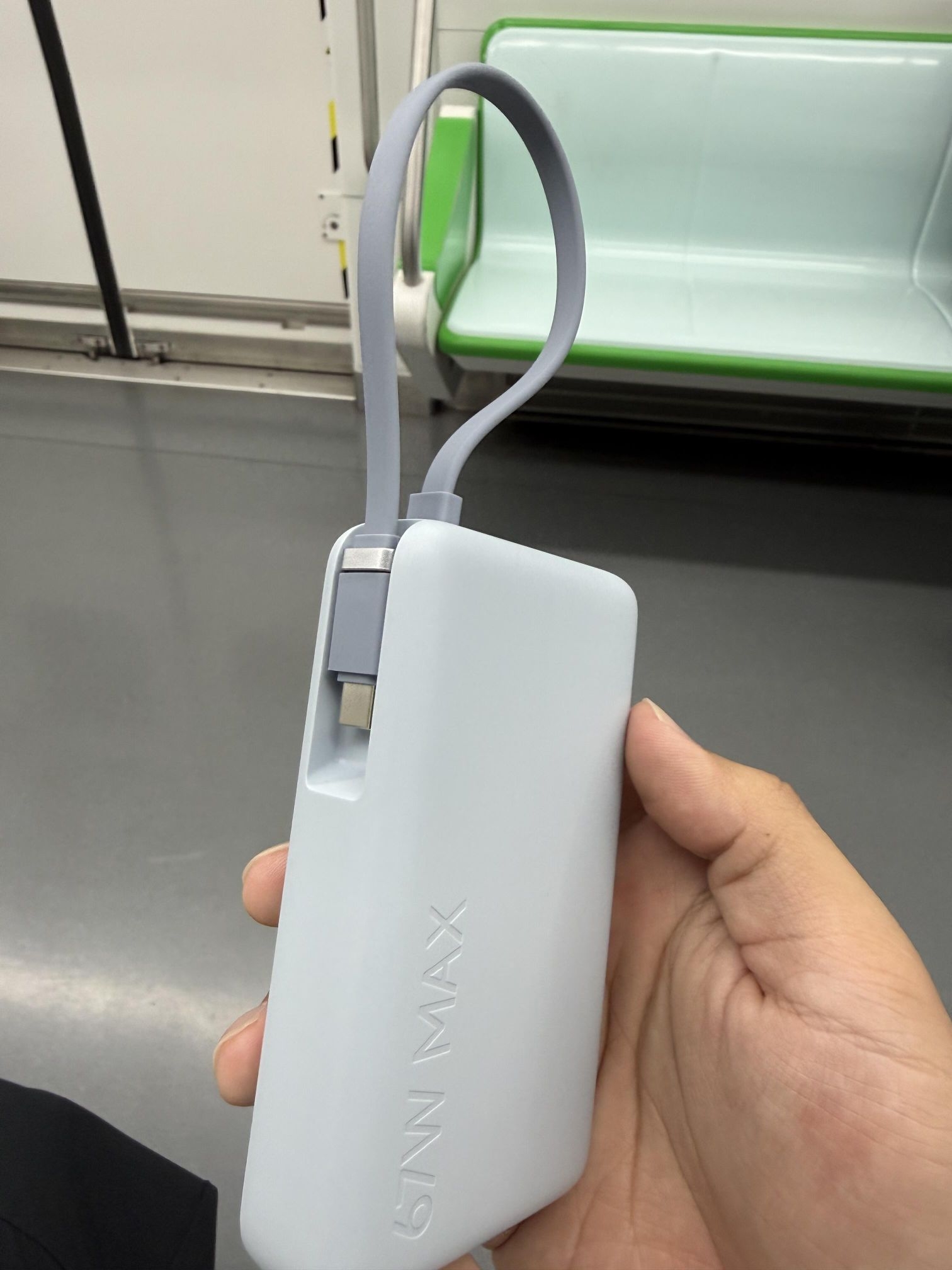67W MAX自带线充电宝,轻薄便携,出门不用单独带充电线