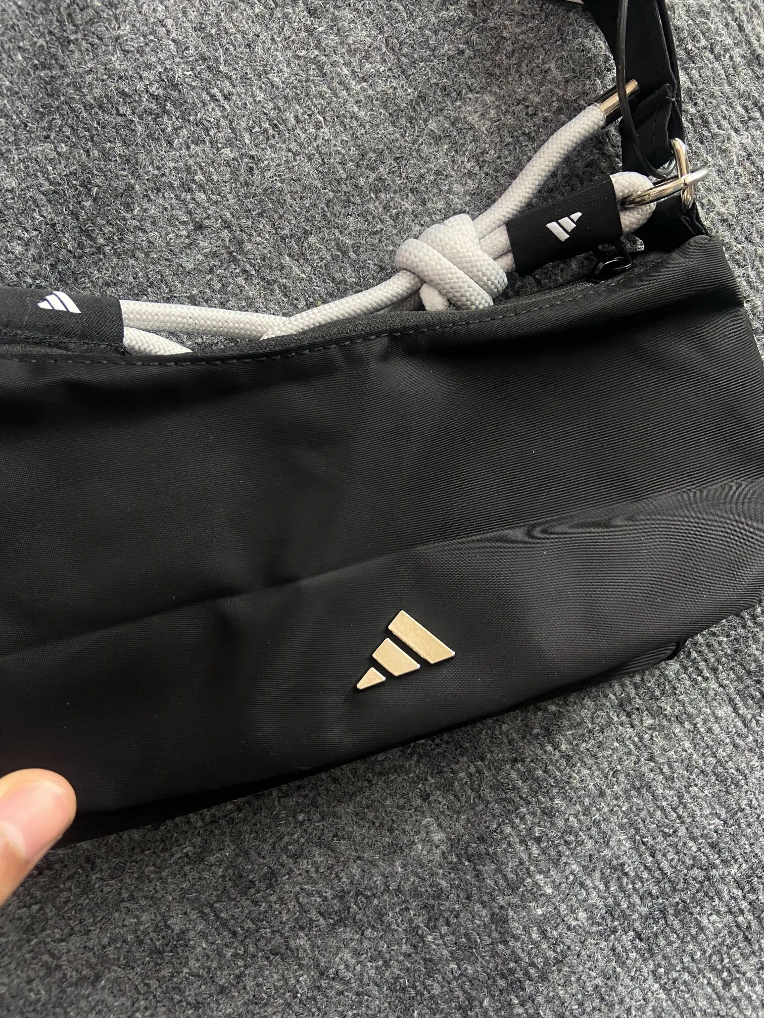 Adidas 黑色尼龙斜挎包,小巧轻便