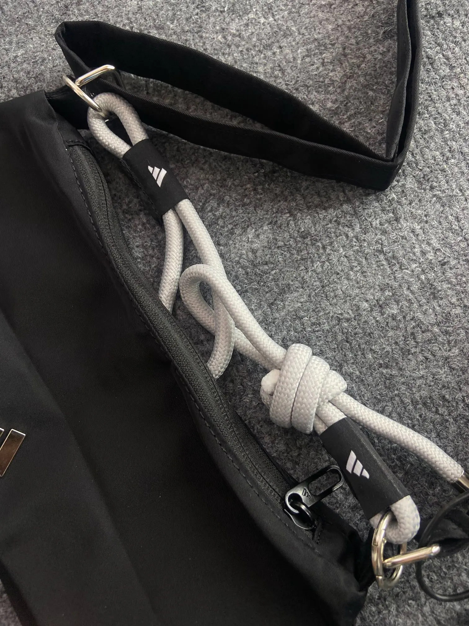 Adidas 黑色尼龙斜挎包,小巧轻便