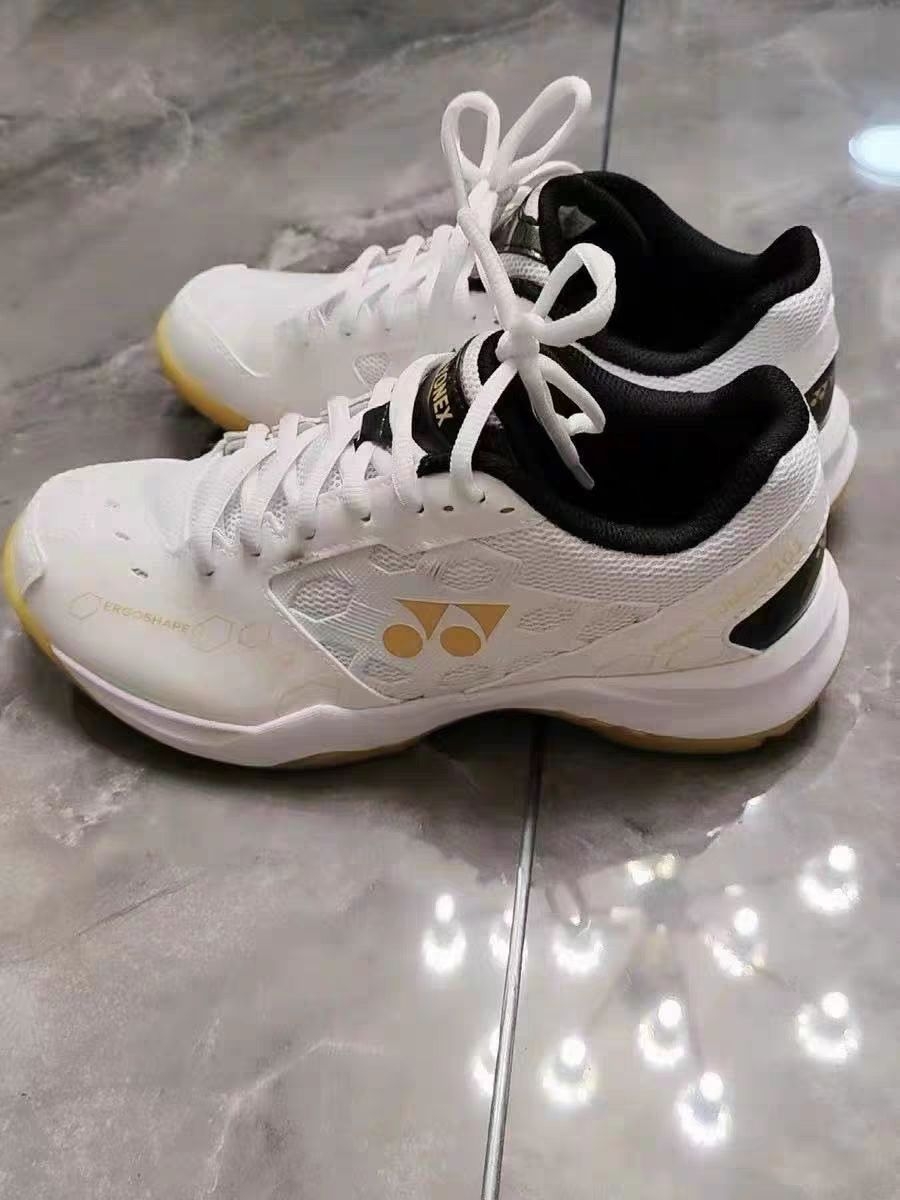 . YONEX白黑金羽毛球鞋｜打球人的本命战靴🏸​. 尤尼克斯羽毛球鞋｜经典白黑金，颜值实