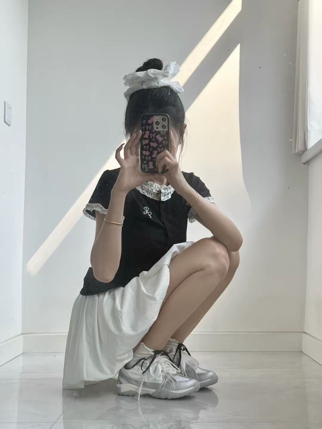 黑白甜酷穿搭｜银灰老爹鞋是整套灵魂✨​ 韩系甜妹look！小黑上衣+白裙+银老爹鞋