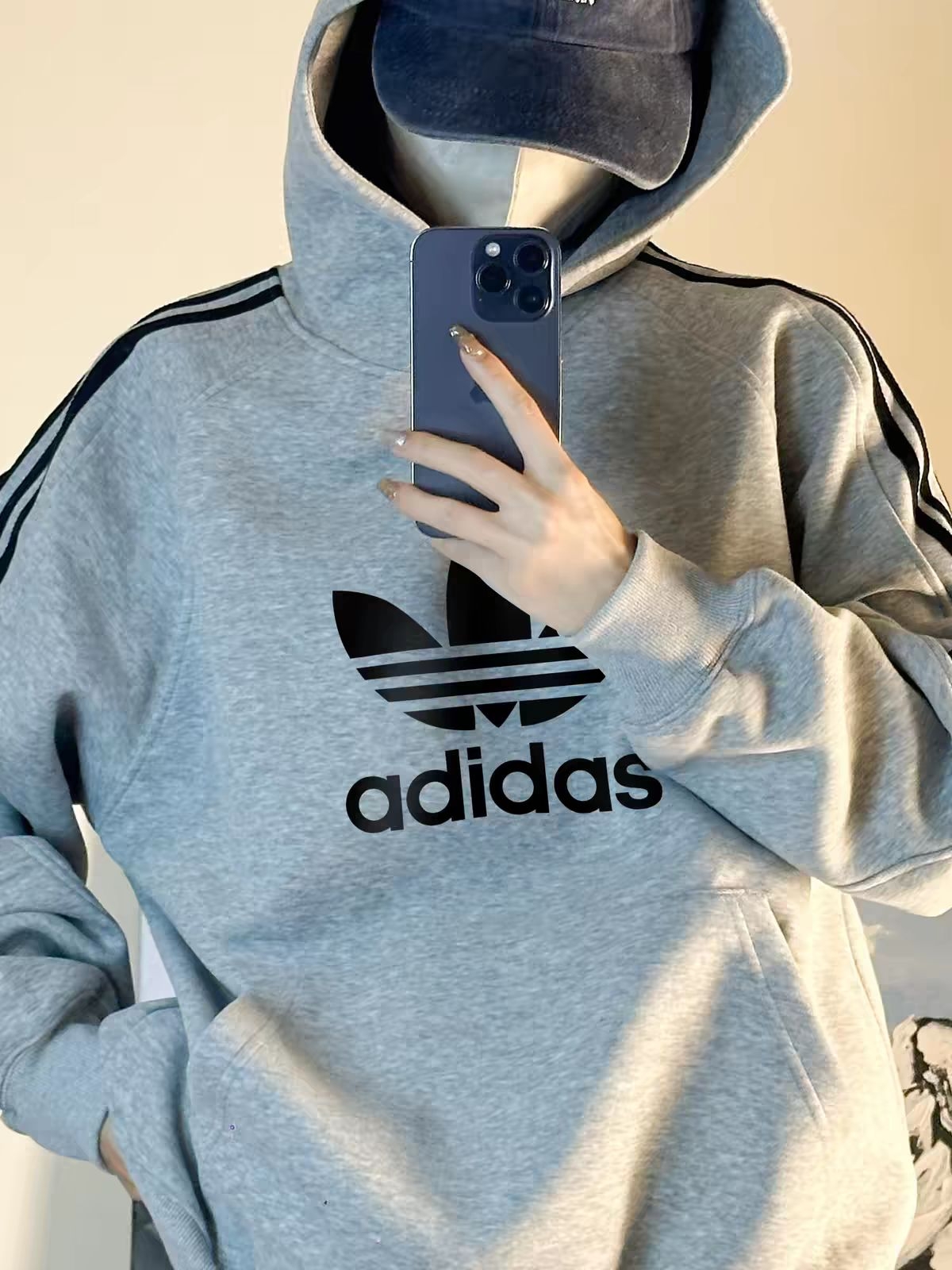 慵懒oversize|浅灰三叶草连帽卫衣,男女同款. 经典永不过时!阿迪灰色大标连帽卫