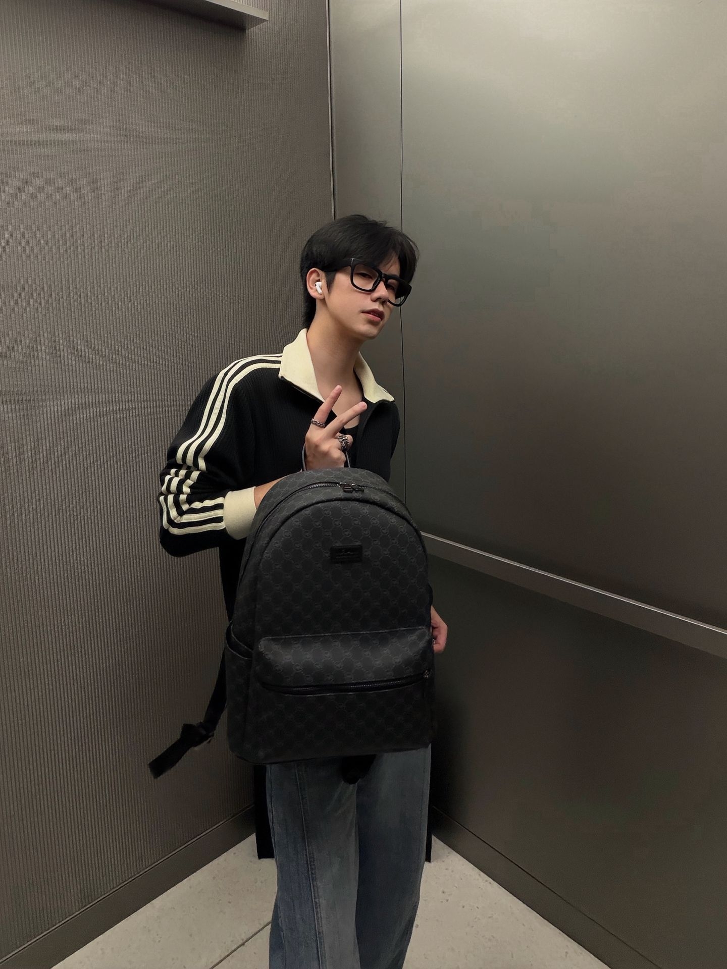 韩系的味道我懂这款满印黑双肩包真的太有韩系内味儿了!