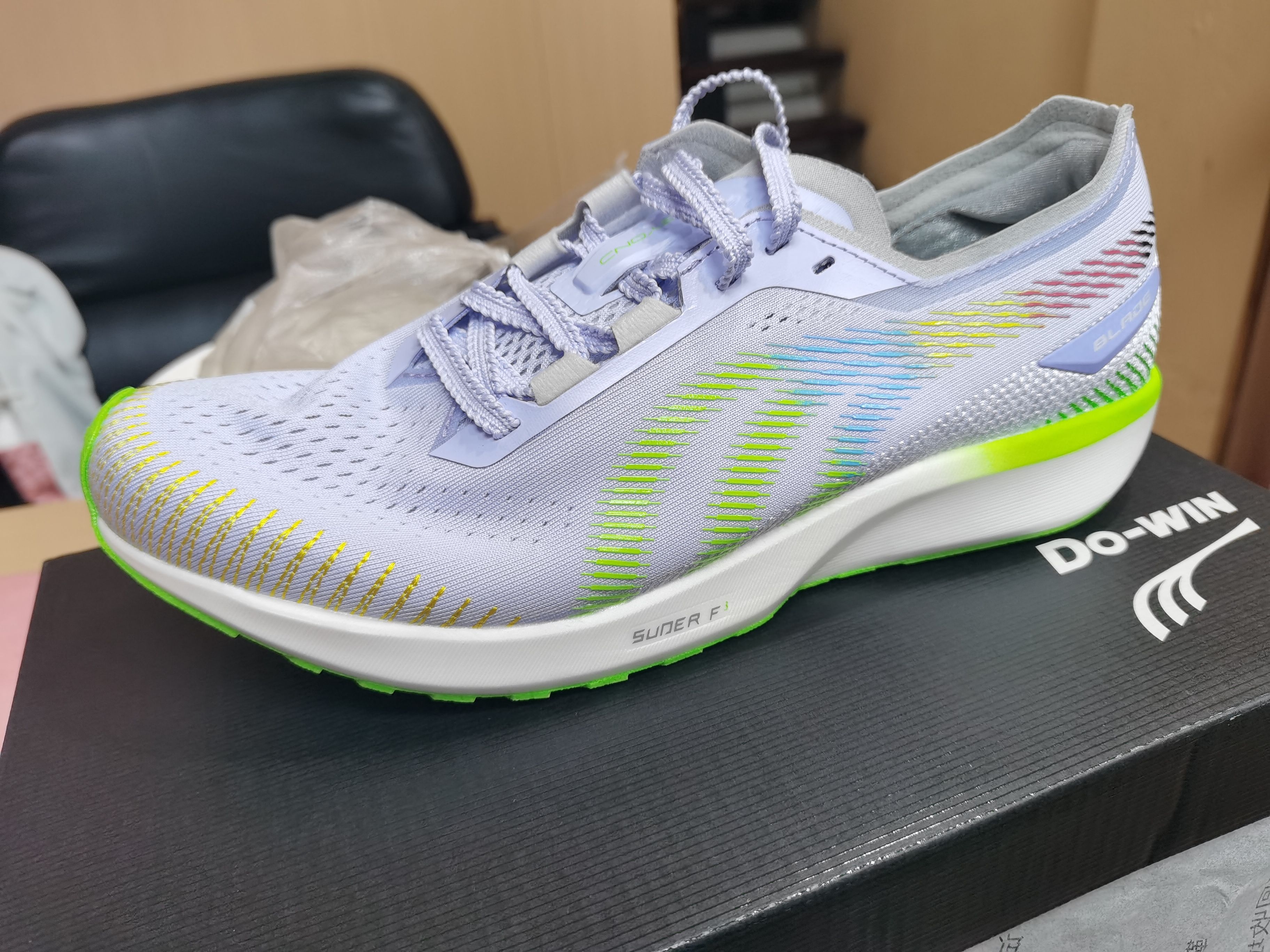 在隐忍中进步  👟球鞋名称：

📌是否偏