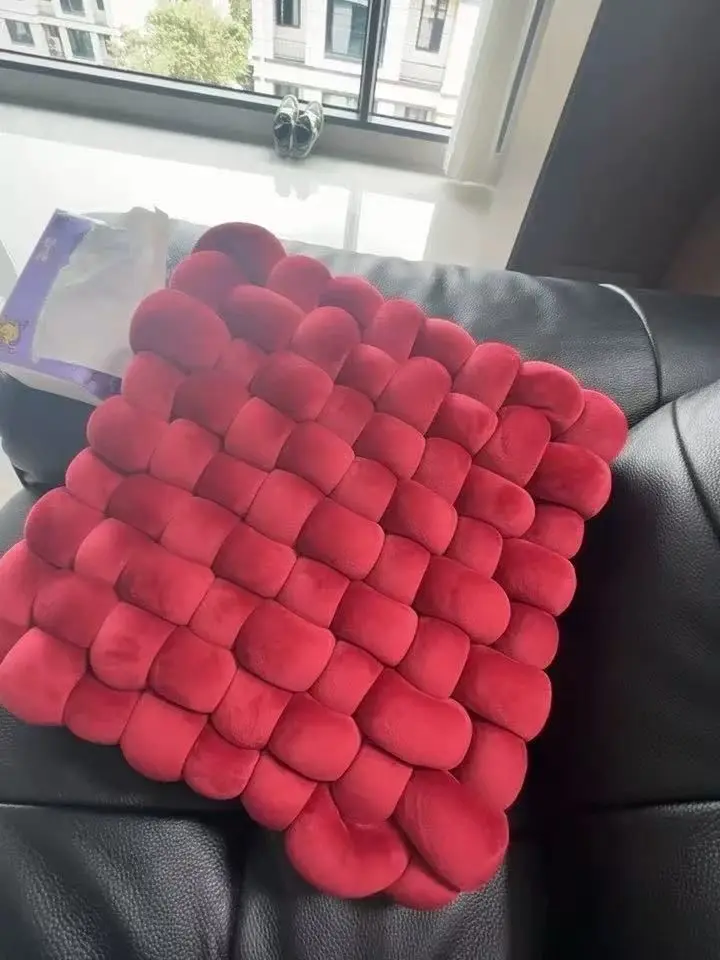 毛绒靠枕,床头的阅读好伴侣