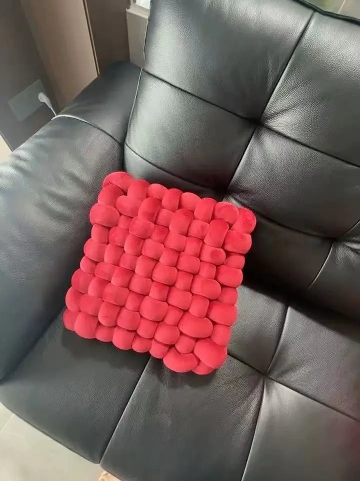 毛绒靠枕,床头的阅读好伴侣