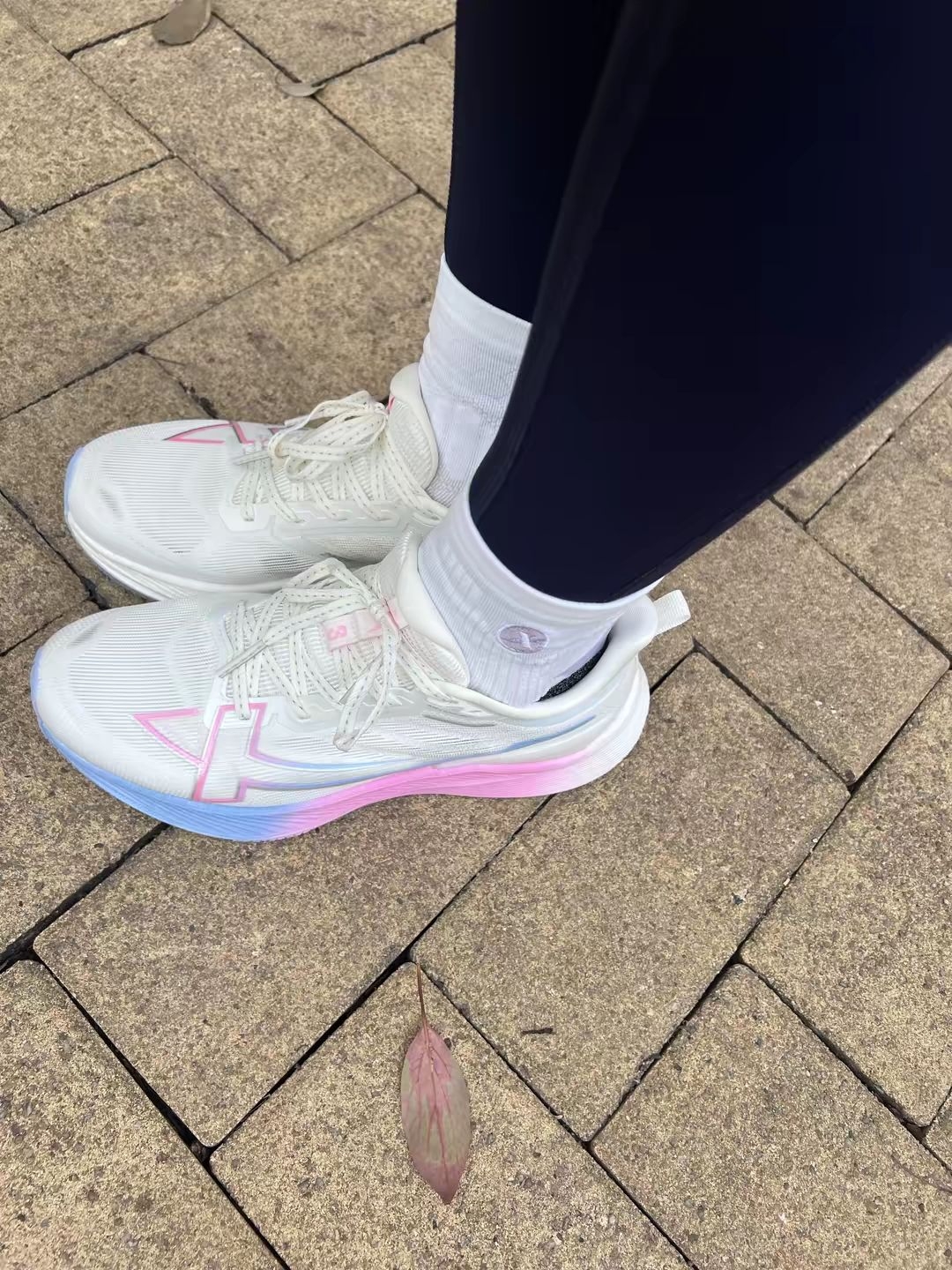 . 奶白渐变粉蓝跑鞋|跑步女孩的本命高颜值战靴👟. 颜值封神✨粉蓝渐变跑鞋,透气网面巨好