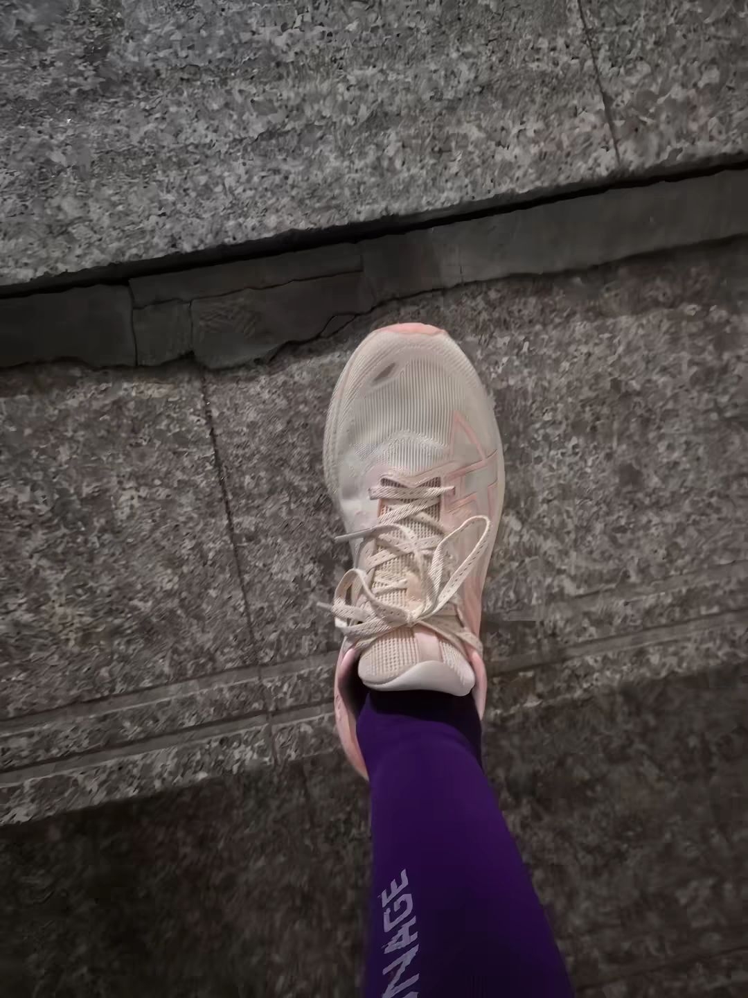 . 奶白渐变粉蓝跑鞋|跑步女孩的本命高颜值战靴👟. 颜值封神✨粉蓝渐变跑鞋,透气网面巨好