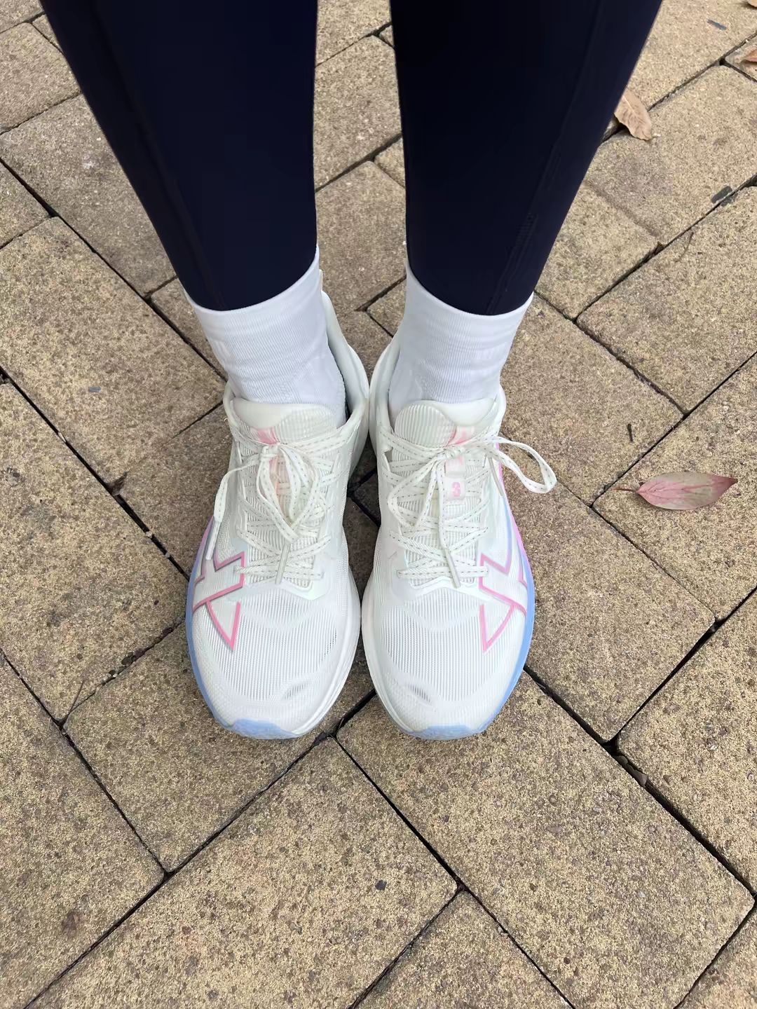 . 奶白渐变粉蓝跑鞋|跑步女孩的本命高颜值战靴👟. 颜值封神✨粉蓝渐变跑鞋,透气网面巨好