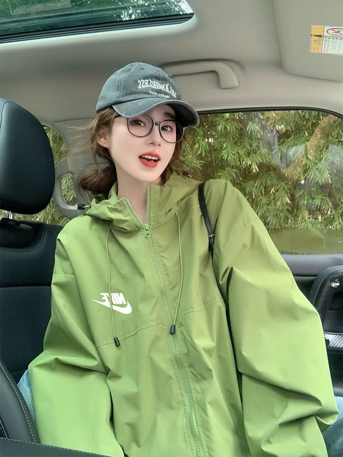 Nike牛油果绿连帽冲锋衣|早秋氛围感外套,清爽显白💚. 户外通勤两不误✨耐克绿色连