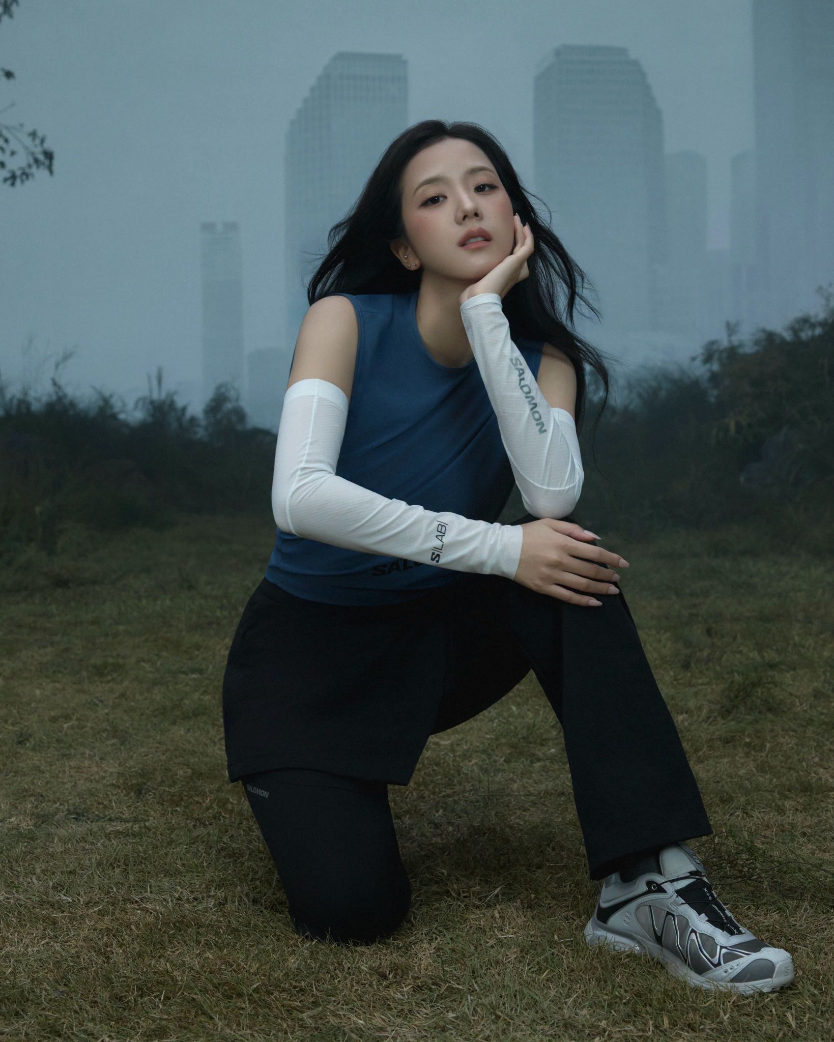 JISOO 金智秀 × Salomon 首支全球大片，旷野氛围感