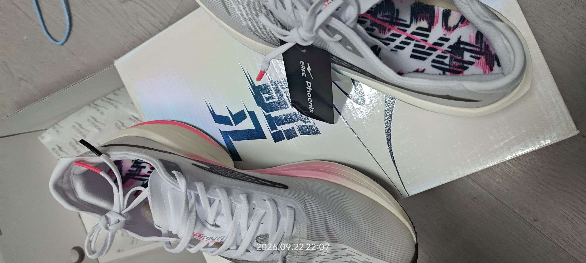鸿星尔克芷境飞鸿碳板跑鞋，轻量韧弹，推进