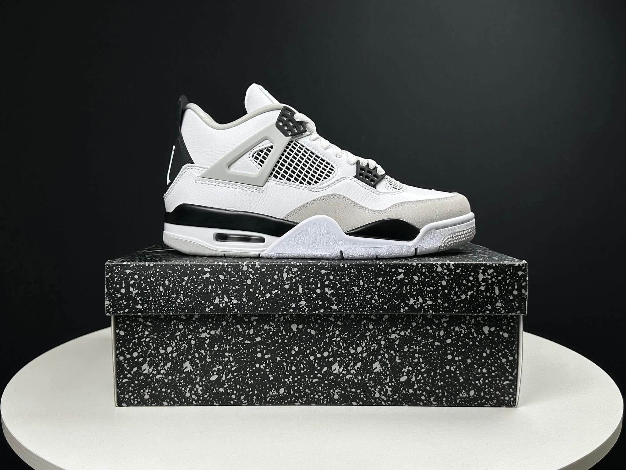 Air Jordan 4 白黑灰，清爽百搭的水泥平替