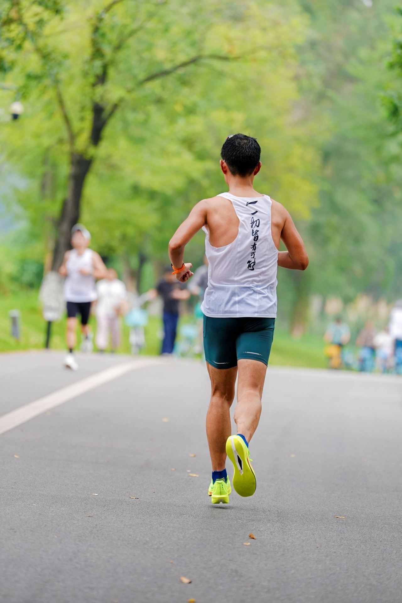 碳板不是那么激进，对于330选手足够了。