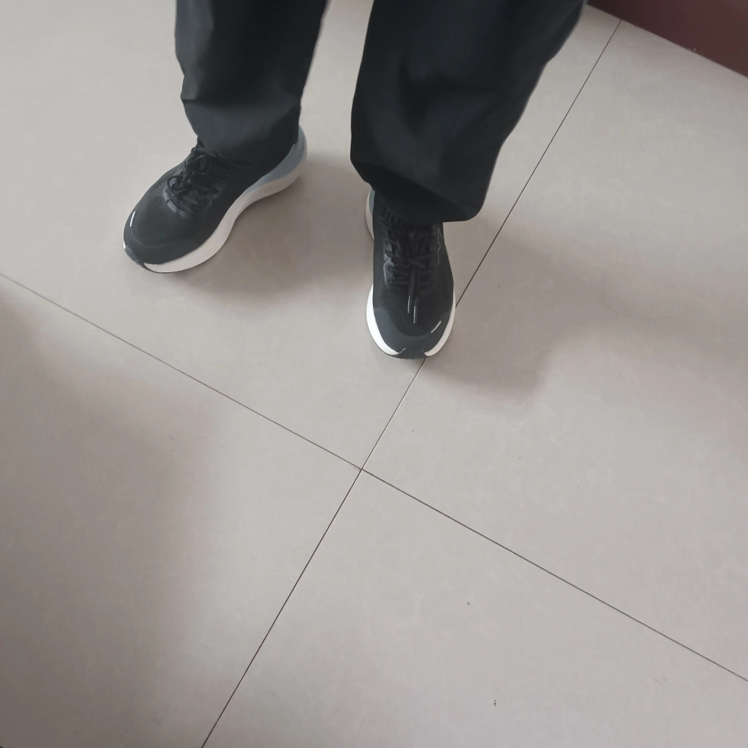 特步的黑色跑鞋