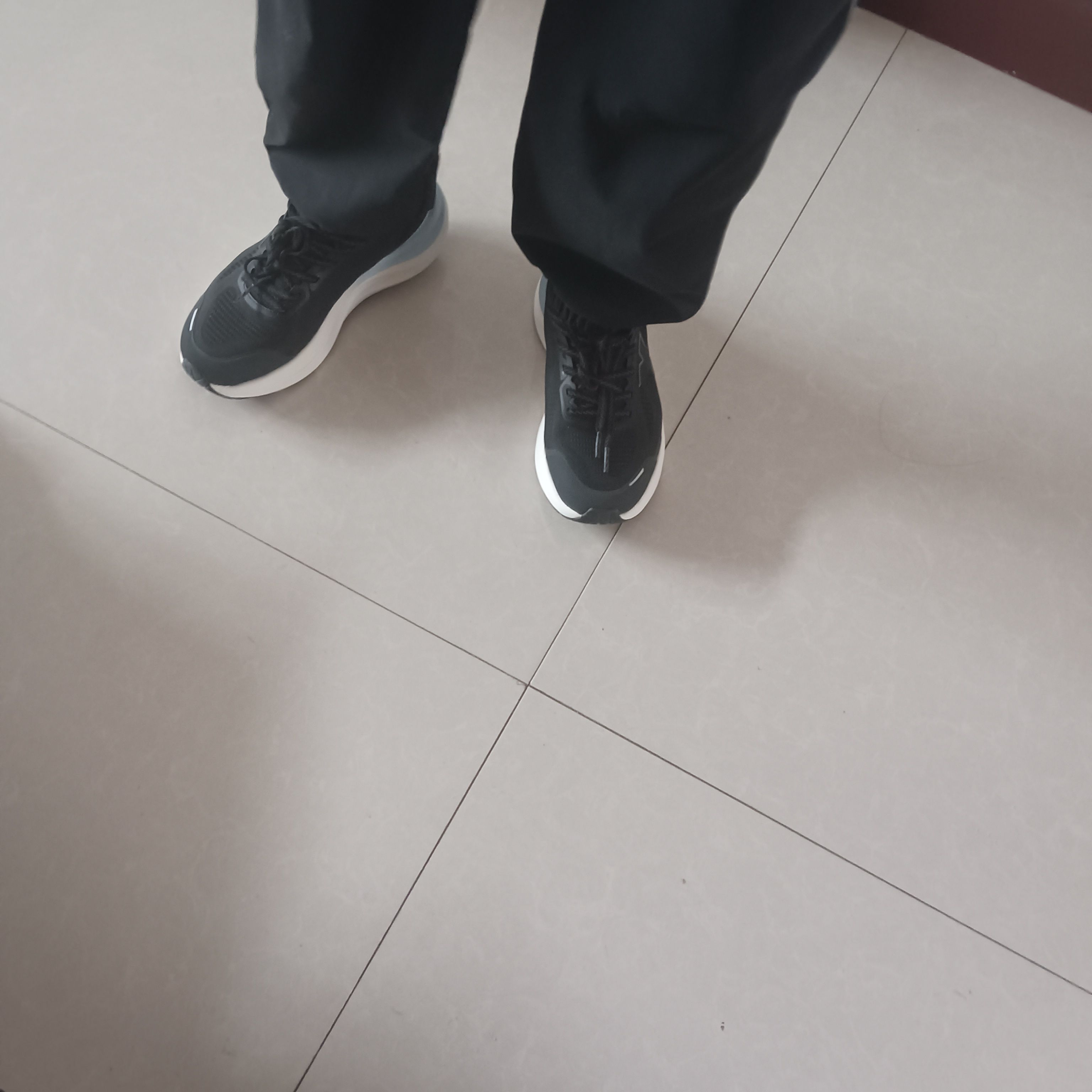 特步的黑色跑鞋