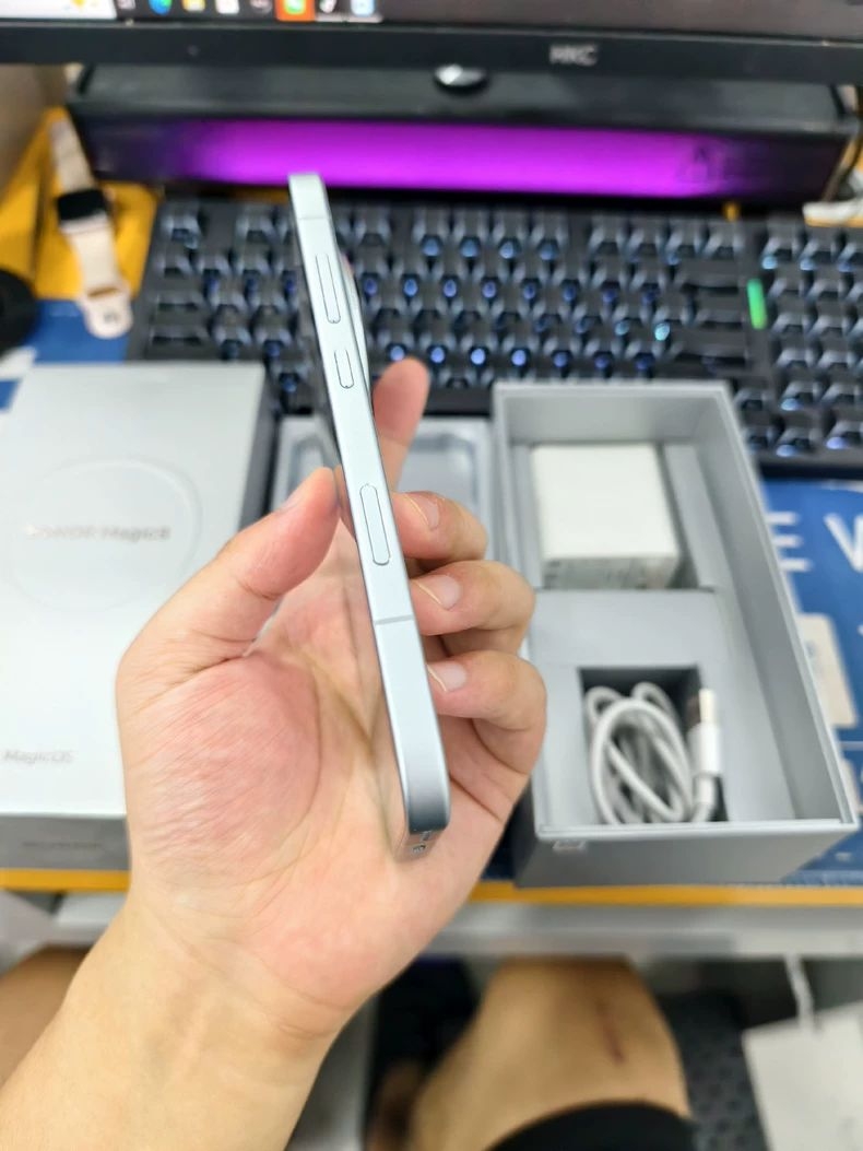 荣耀用力过猛,3倍长焦+骁龙8至尊+7000mAh,价格一跌再跌
