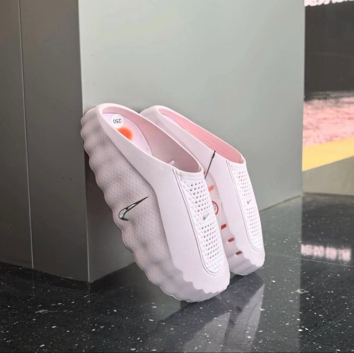 Nike Mind 001 浅粉,赛前唤醒穆勒拖新配色