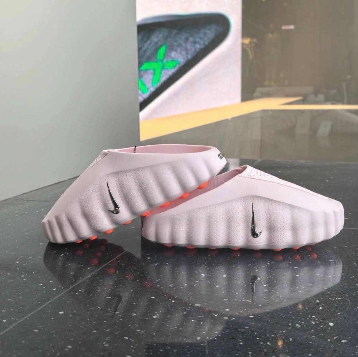 Nike Mind 001 浅粉,赛前唤醒穆勒拖新配色